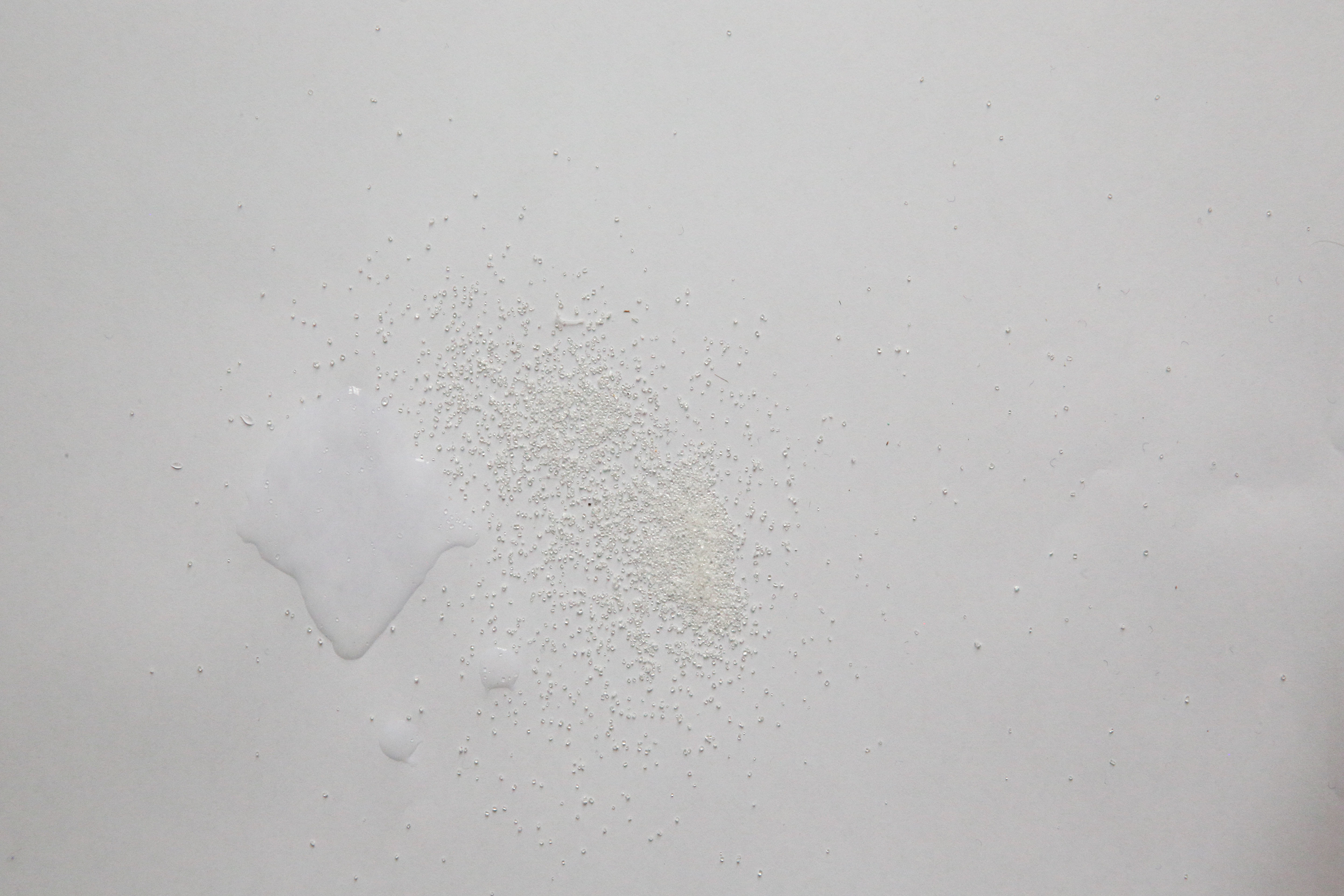 Jednou se mi zdál sen, že akvadukt je hudební nástroj plný vody, nad ní na drobných melounových řetízcích visí zvonky a voda ty zvonky rozehrává.