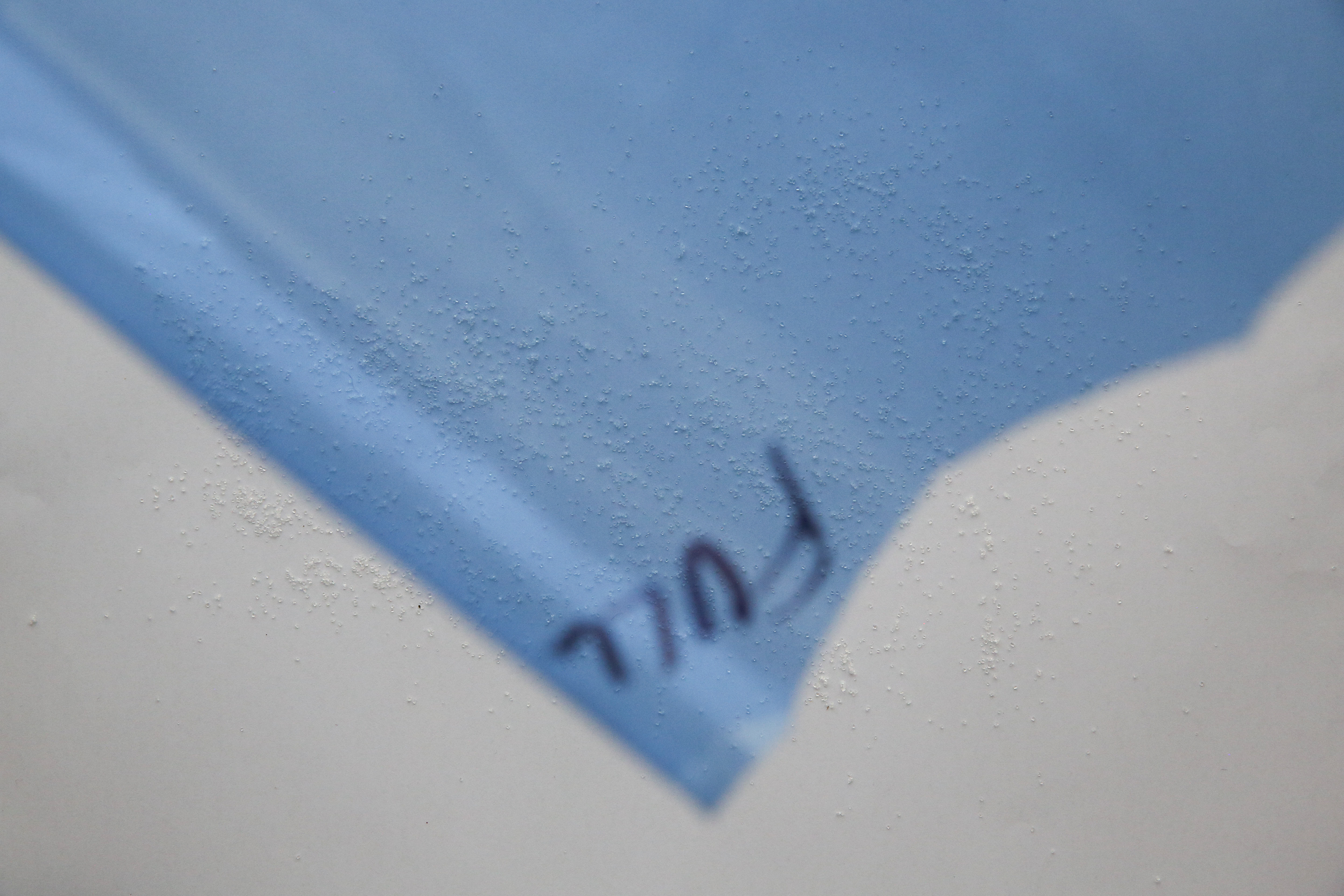 Je to opravdu jednoduché, barvy dnů a melounů následují takhle:  Pondělí: červené melouny.  Úterý: zlaté melouny.  Středa: šedé melouny.  Čtvrtek: černé, bezzvuké melouny.  Pátek: bílé melouny.  Sobota: modré melouny.  Neděle: hnědé melouny.  Dnes bude den šedých melounů. Nejraději mám zítřek: černé bezzvuké melounové dny. Když je krájíte, nevydávají sebemenší zvuk a jsou velmi, velmi sladké. Výborně se hodí k výrobě němých předmětů. Pamatuji, že jeden člověk dělával z černých bezzvukých melounů hodiny a jeho hodiny mlčeli. 