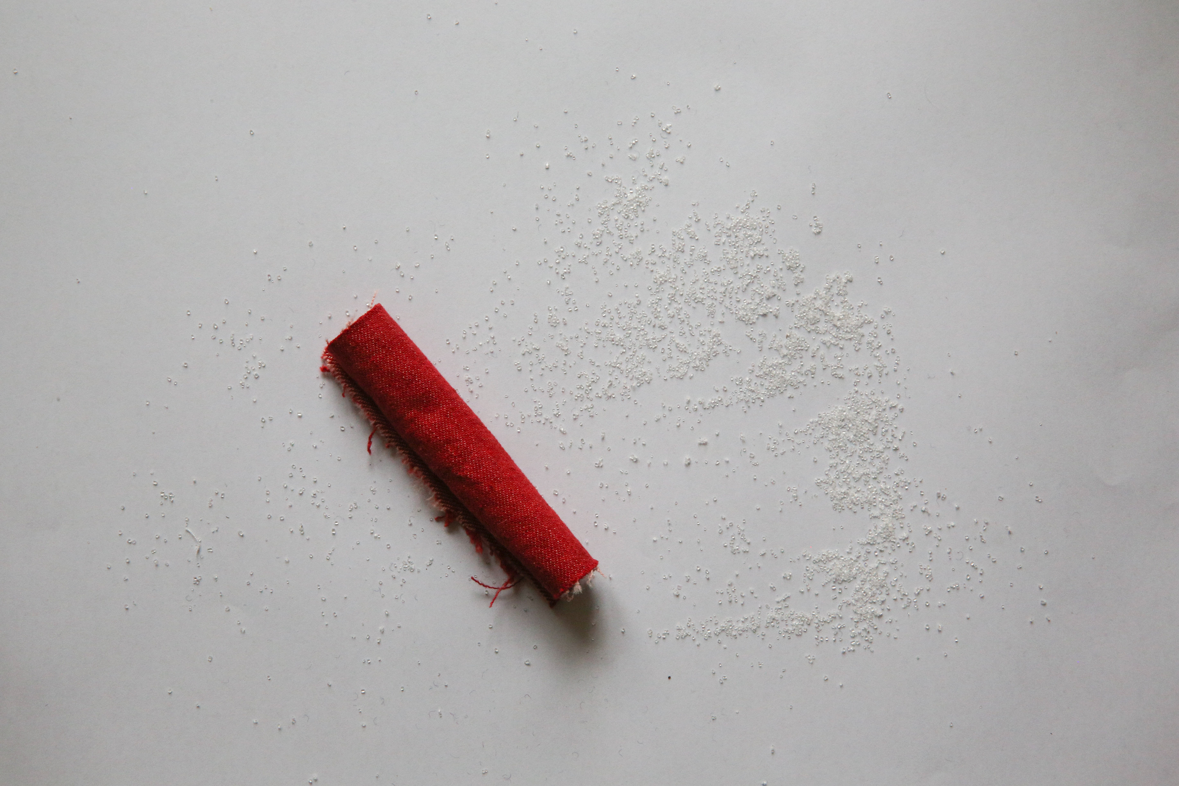 Pak zabalil Margaret do prostěradla, na němž byl přiháčkovám jáMOR v jedné ze svých mnohých a stálých podob. Jedna Margaretina noha čouhala ven.  Prsty vypadaly chladně a smířeně. 