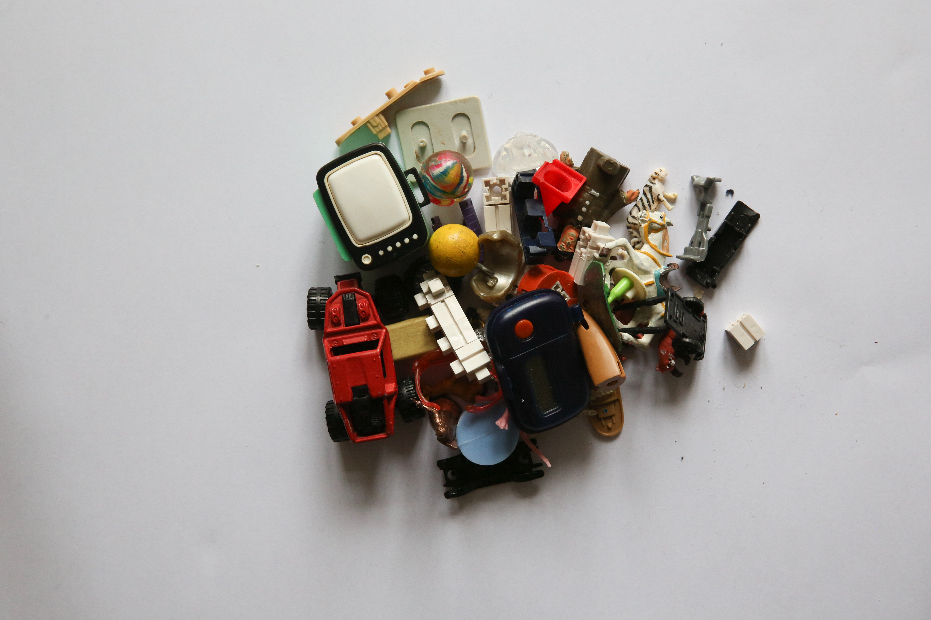  Teď svítily lucerny dvě. Pokoj byl plný věcí ze Zapomenutých podniků. Kam jste pohlédli, všude leželo něco zapomenutého, položeného na něčem jiném zapomenutém. Charley potřásl hlavou. Zapomenutých věcí až hrůza. Nevíme ani, co většina těch věcí vlastně je, řekl do prázdna. 