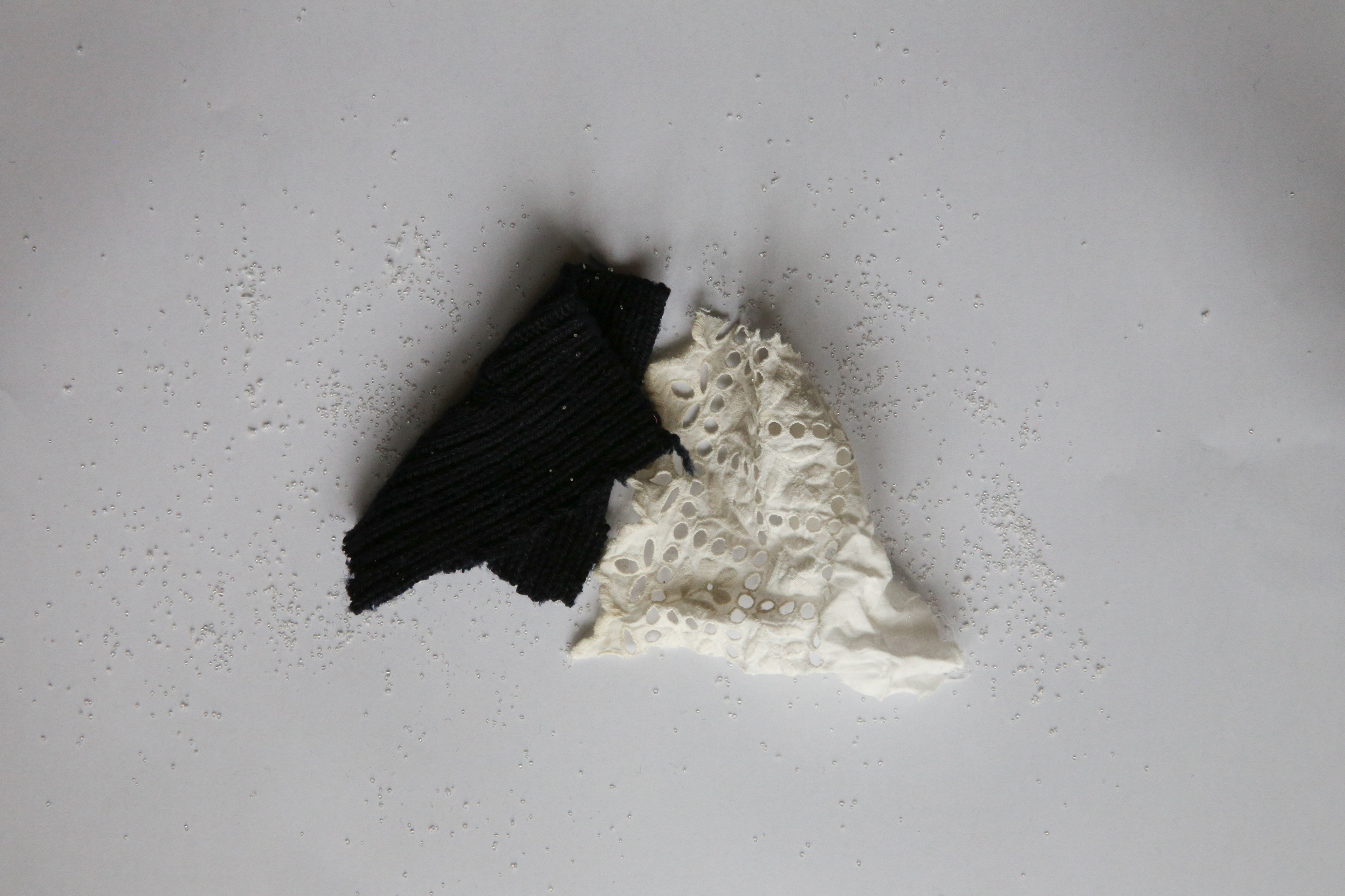   Kráčeli jsme opět do jáMORU a drželi jsme se za ruce. Ruce jsou velmi pěkná věc, zvláště když se vracejí z milování. 