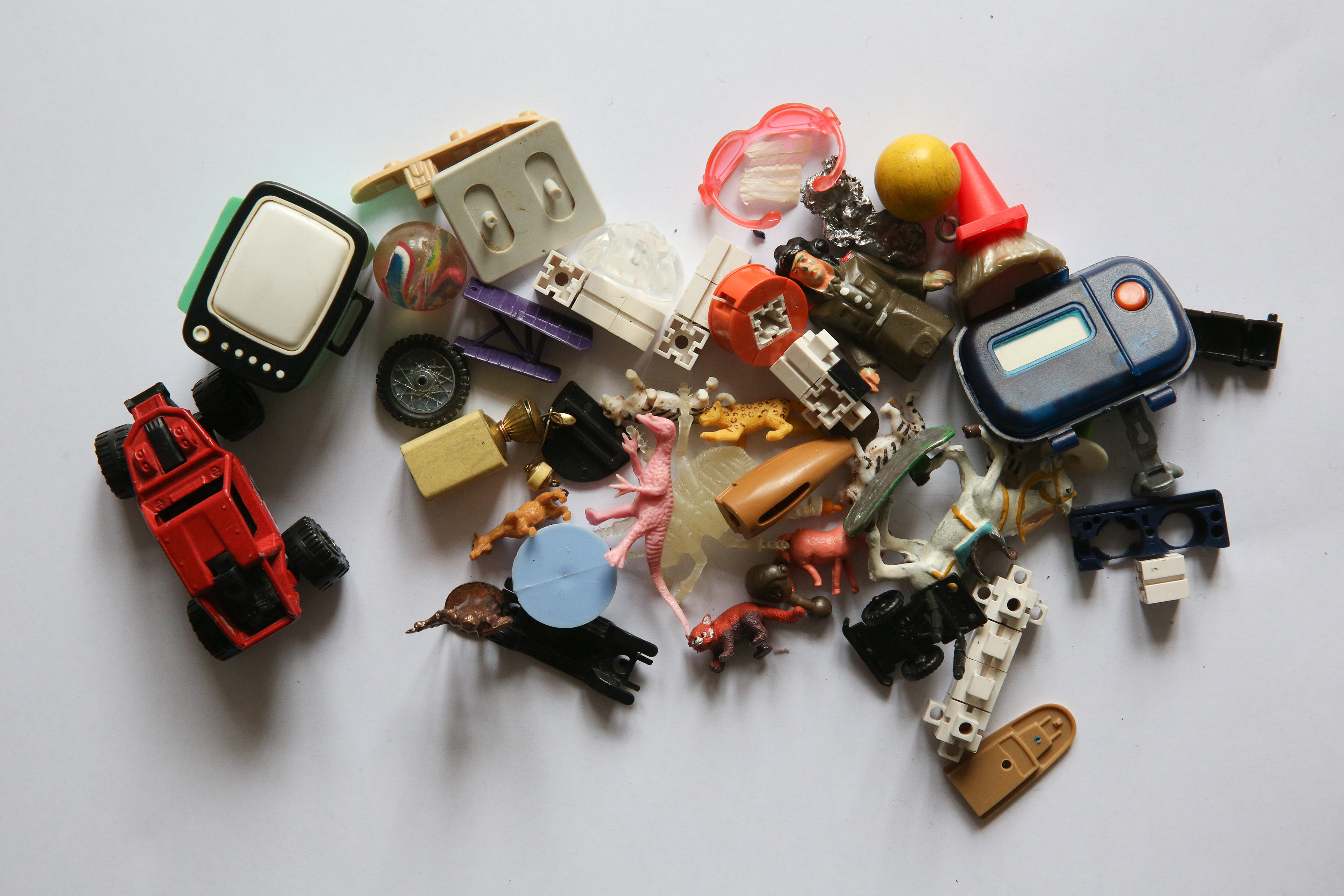 Přišli jsme si prohlédnout Zapomenuté podniky, řekl jsem já. No dyk máte cestu volnou, zachrčel neŽIT a ukázal k Zapomenutým podniků, které se vypínaly postupně výš a výš,  haldy zapomenutých věcí se měnily v hory, táhnoucí se dál, dál a dál, snad milióny mil. 