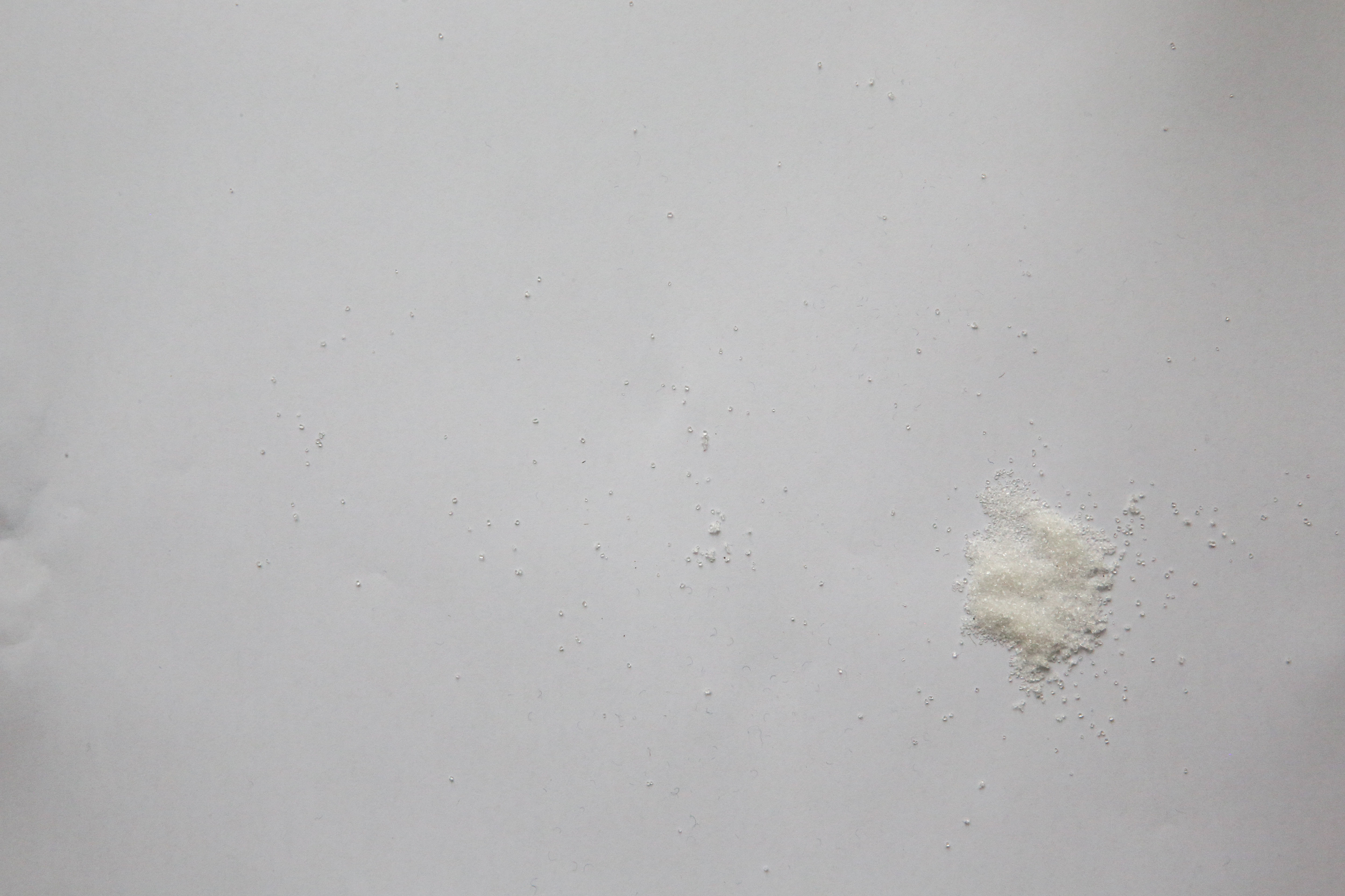 Víte prd, nemáte páru, oč kráčí. Já jo. Ten váš jáMOR ať se jde vycpat. Zapomněl jsem mnohem víc jáMORU, než kolik ho vy sráči kdy poznáte. Du pryč, stěhuju se do zapomenutých podniků. Tuhle zatracenou krysí díru si strčte za klobouk. 