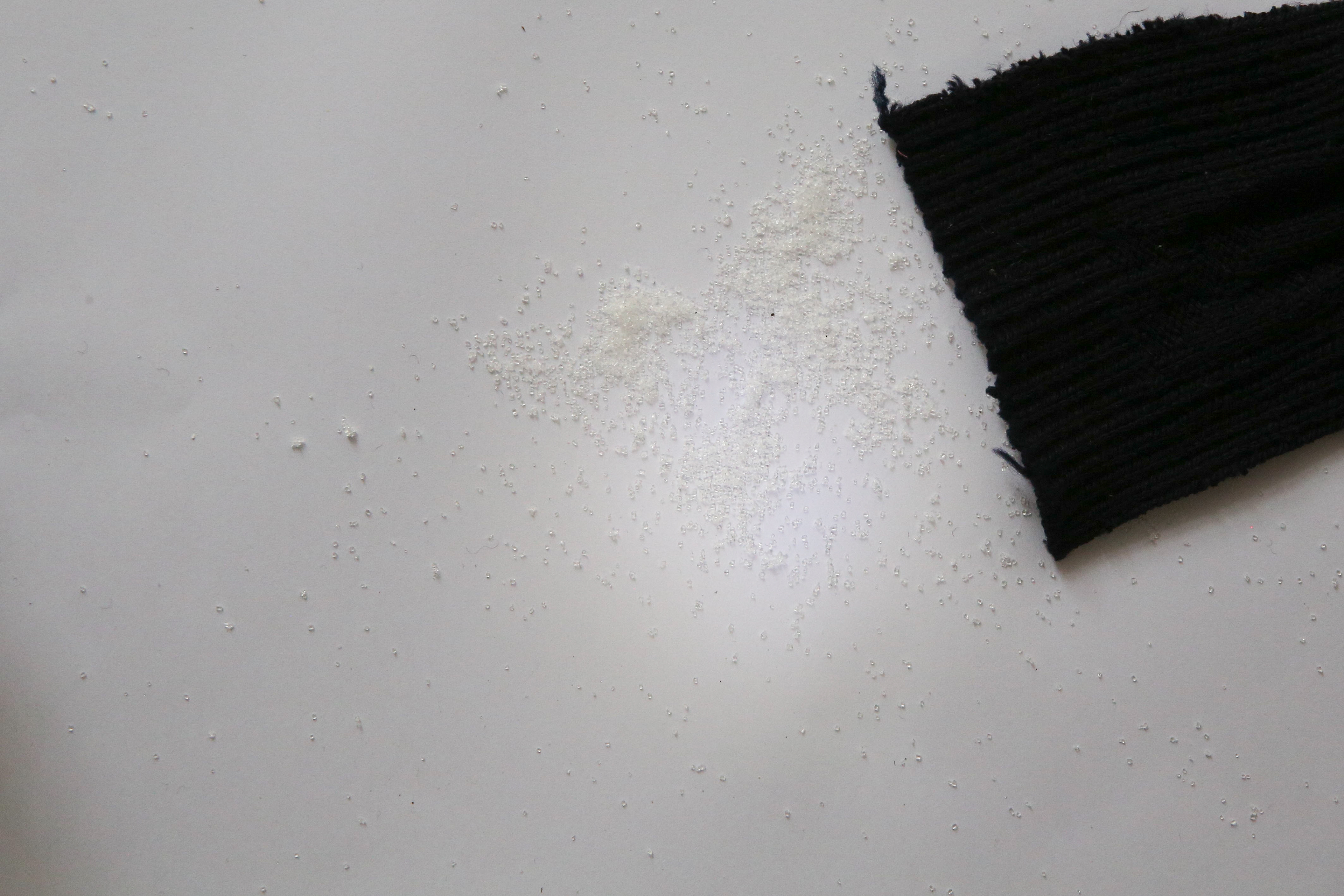 Probudil jsem se dřív než Pauline a natáhl si montérky. Oknem dopadl do místnosti srpek šedého slunce a ležel tiše na podlaze. Přešel jsem k němu a stoupl do něj, a pak jsem měl nohu šedou.