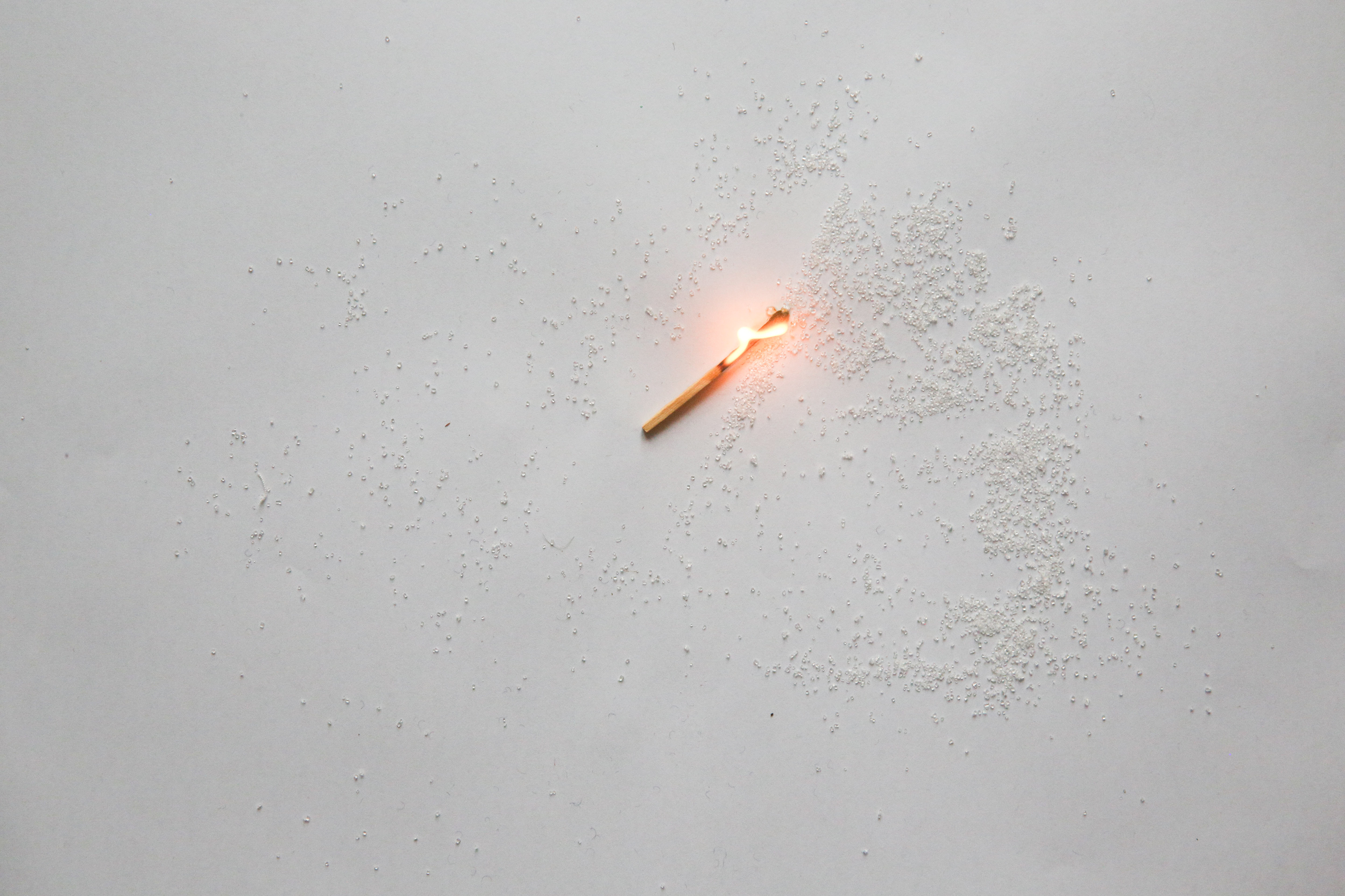  Jen matně jsem viděl sochu toho, koho kdysi zabili tygři, a o němž nevíme kdo to byl. Tygři zabili mnoho lidí, a my jsme zabili posledního tygra a spálili jsme jeho tělo v jáMORU a na tom místě pak zbudovali pstruží líheň. 