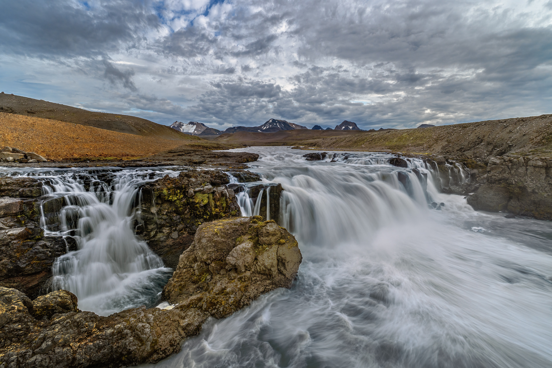 Gygarfoss mit Blick auf Kerlingarfjöll