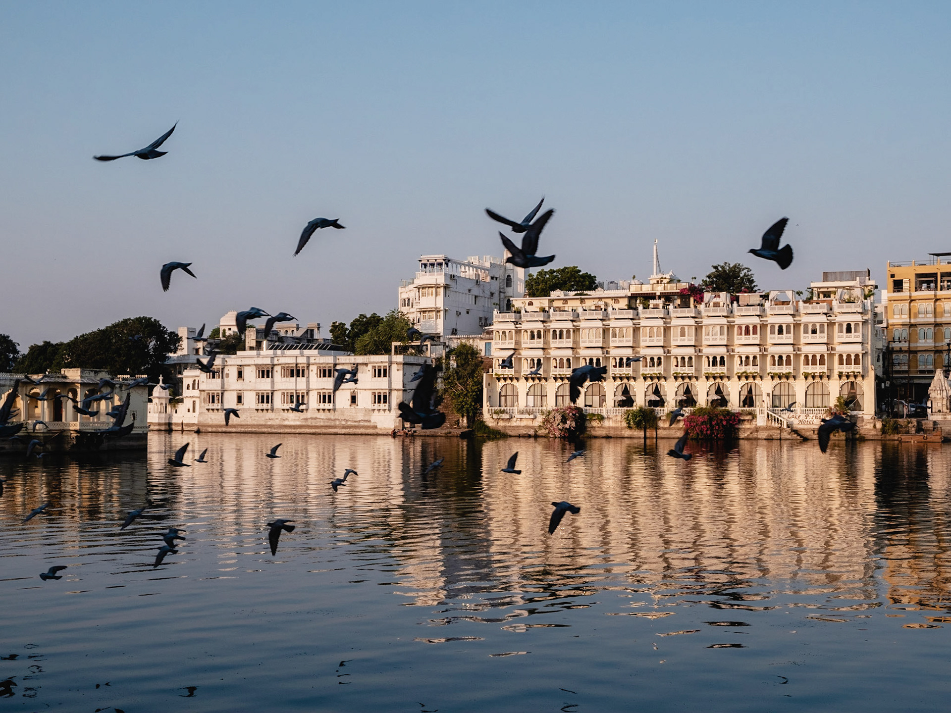 La ville s'éveille, les hôtels s'illuminent