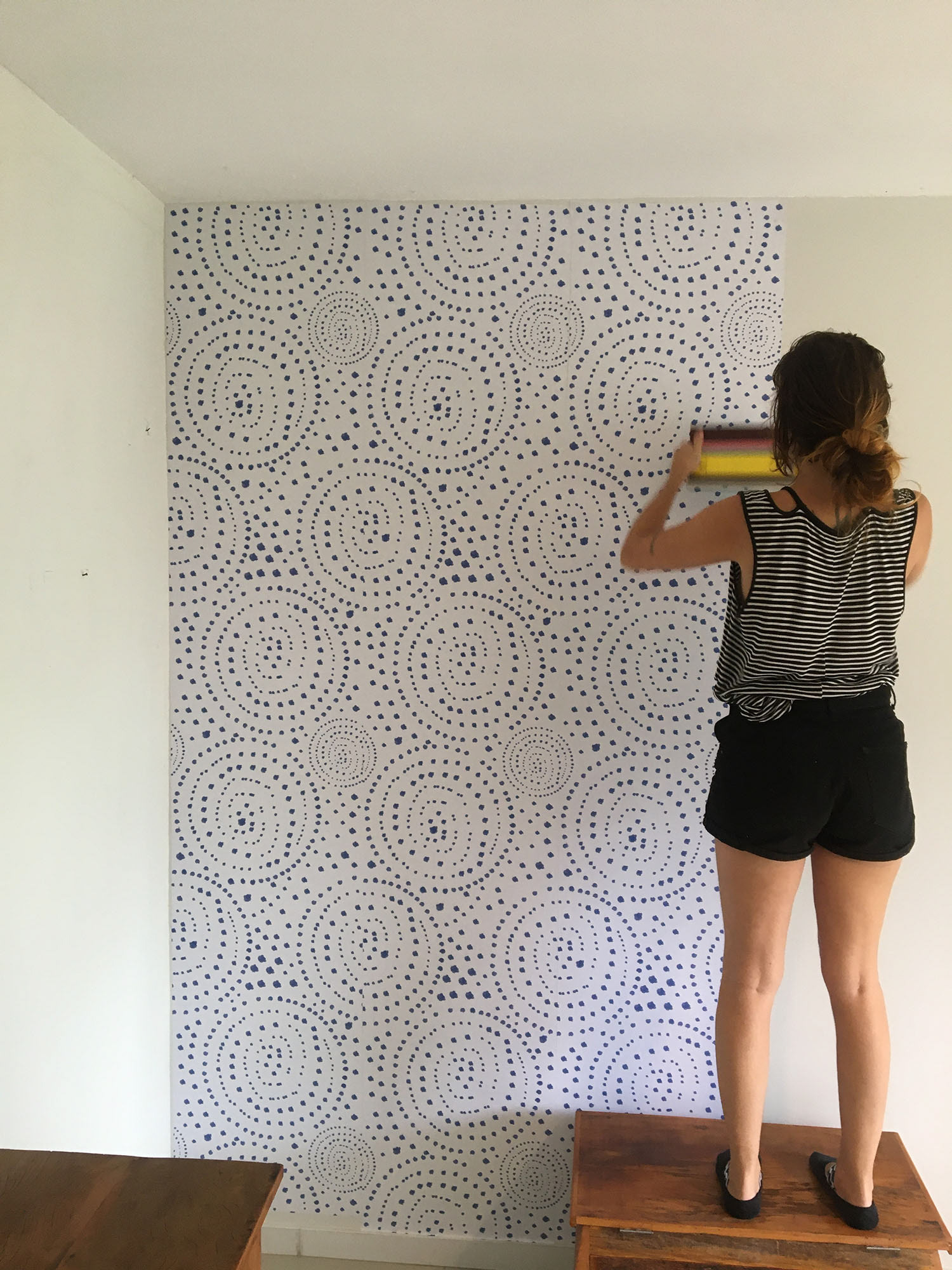 Installing wallpaper at the client apartment