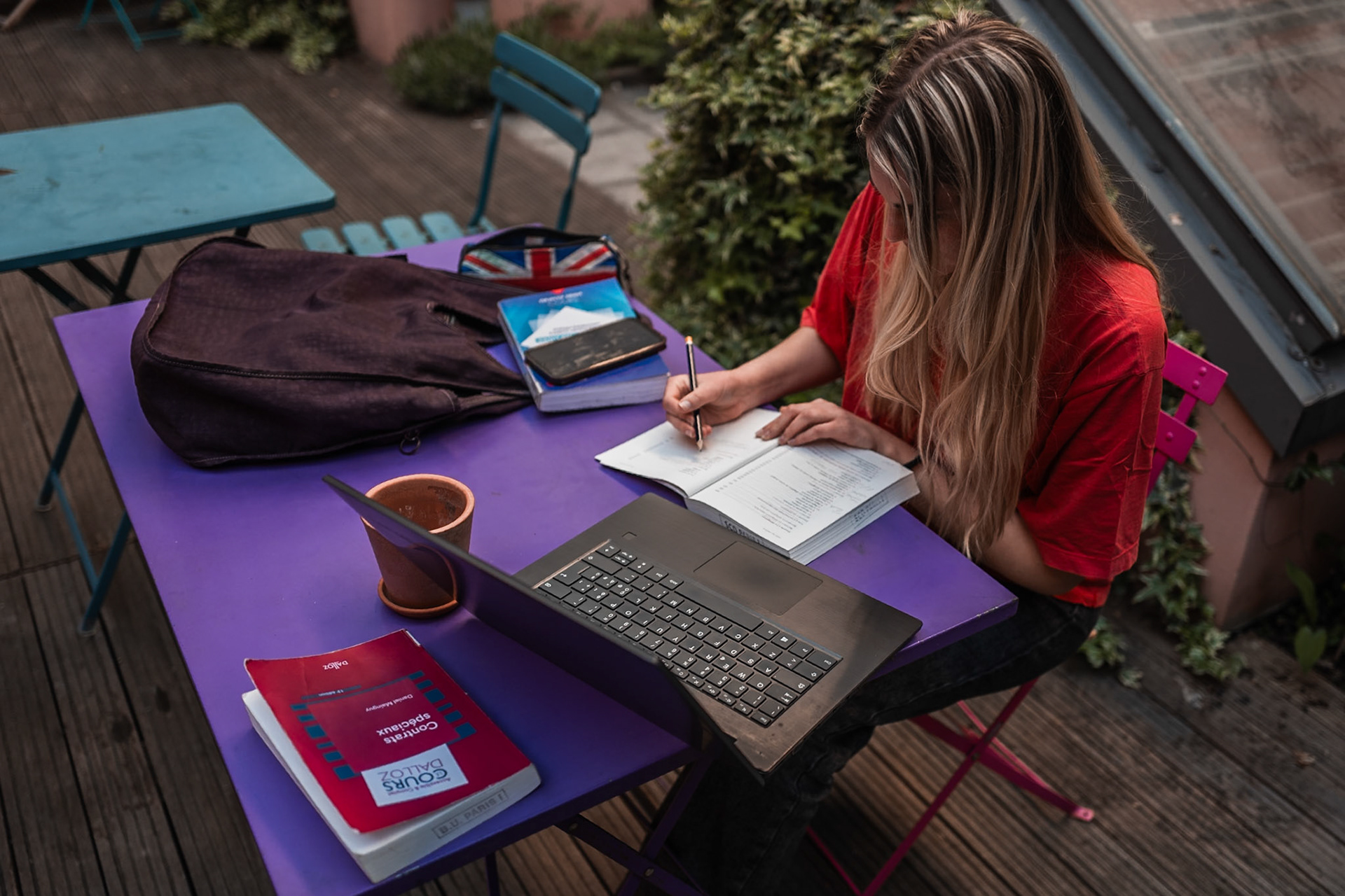 Agnese follows her daily routine at AEPP, studying law on the terrace on a sunny day. Preparing for an upcoming exam, she takes advantage of the outdoor space to focus and review her notes. The scene reflects a balance between academic commitment and the calm atmosphere of student life. Picture taken the 2026-04-08©Aurora Ghigino