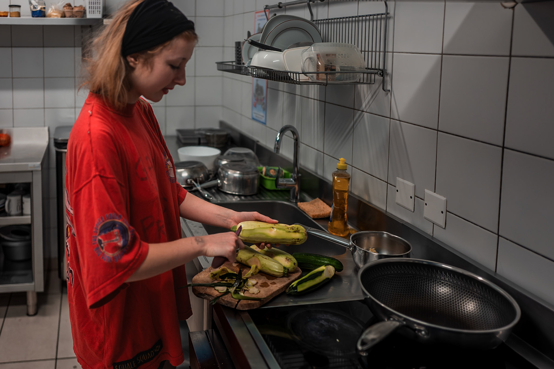 Anna, still in her pajamas, prepares a meal in the communal kitchen of AEPP. The photograph captures a relaxed and familiar moment of daily life, illustrating the shared spaces and routines that shape the experience of living in a student residence. Picture taken the 2026-04-03©Aurora Ghigino