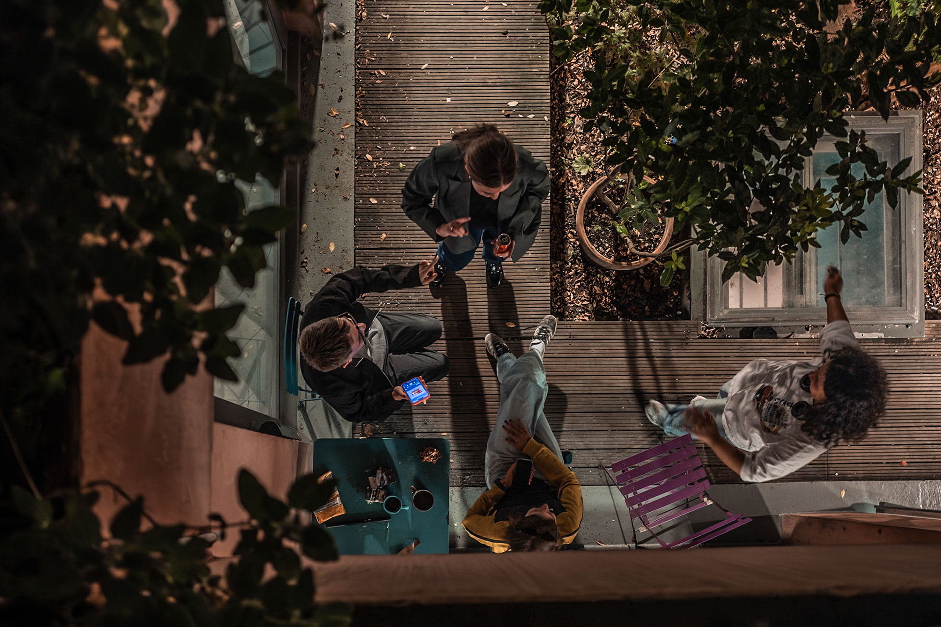 In the small garden of AEPP, four friends share a moment together on a warm evening. They are chatting and enjoying one another’s company, their body language revealing a strong sense of connection and engagement. The scene captures the spontaneity and warmth of a friendly gathering. Picture taken the 2026-04-29©Aurora Ghigino