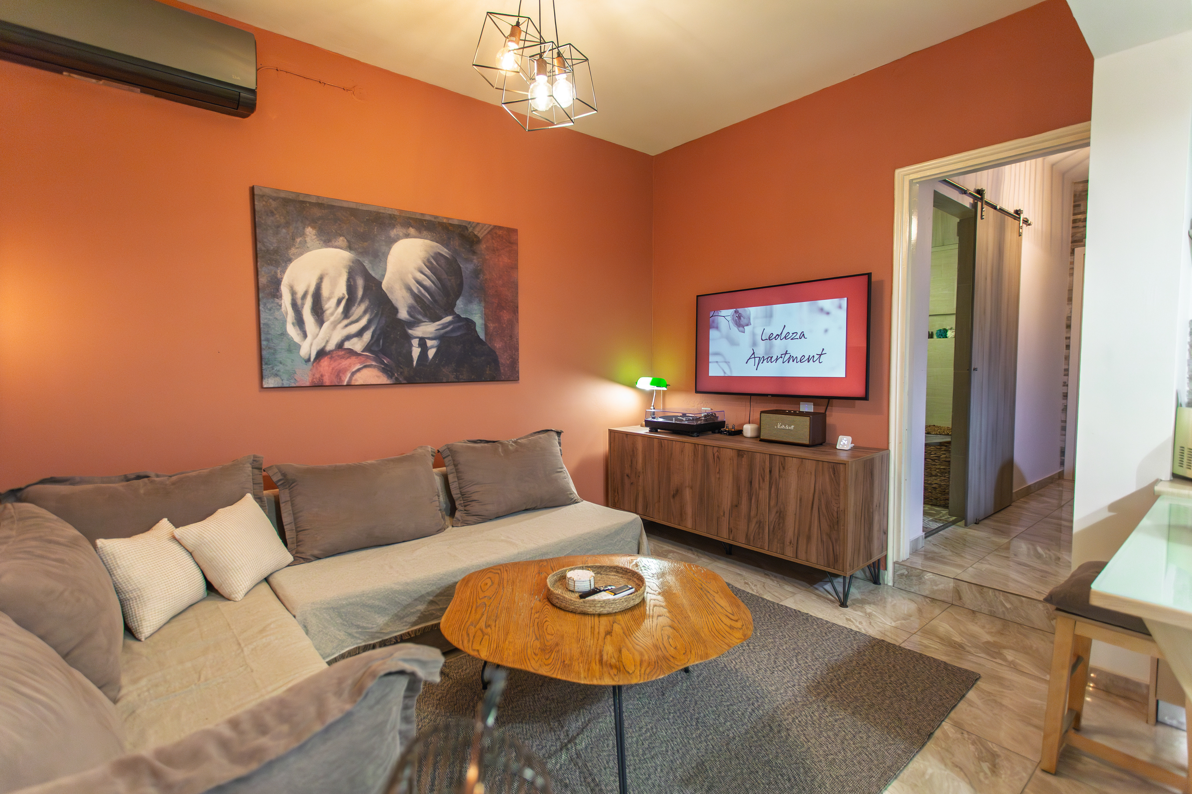 COZY LIVING ROOM  WITH SMART TV , TURNTABLE,MARSHALL SPEAKER AND GOOGLE HOME