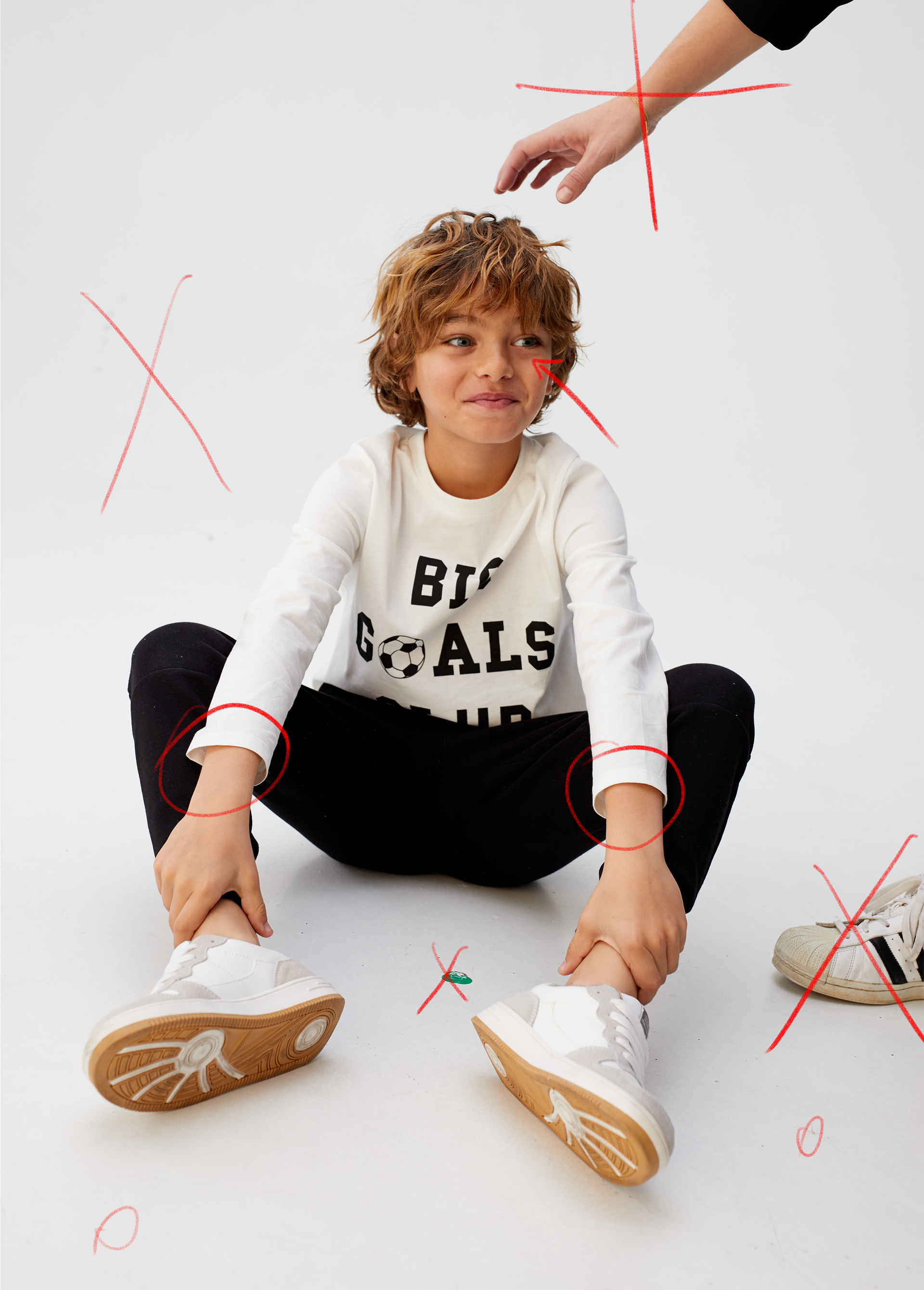 Remoción de elementos ajenos, limpieza de fondo, corrección de ojeras y mangas cortas.