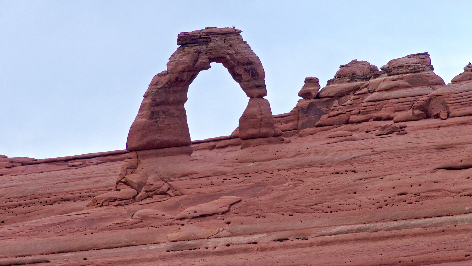 Delicate Arch from the viewpoint.