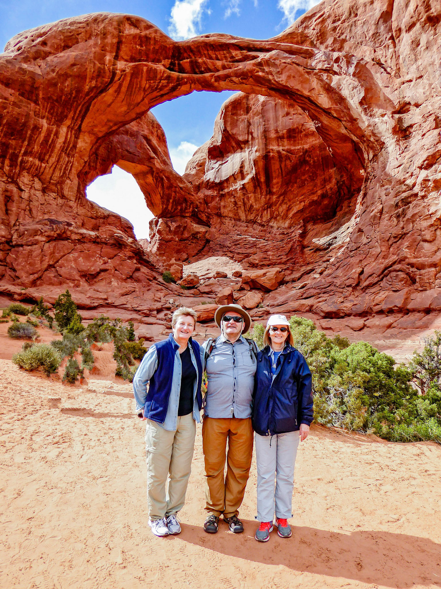 Jenny, Serge and Judiith in front of the Double Arch in the Windows Section of Arches National Park.
