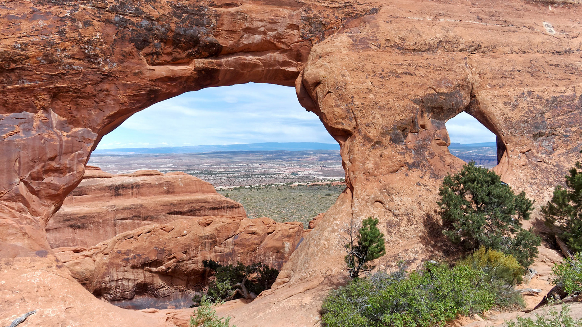 Looking east through Partition Arch, Devils Garden.