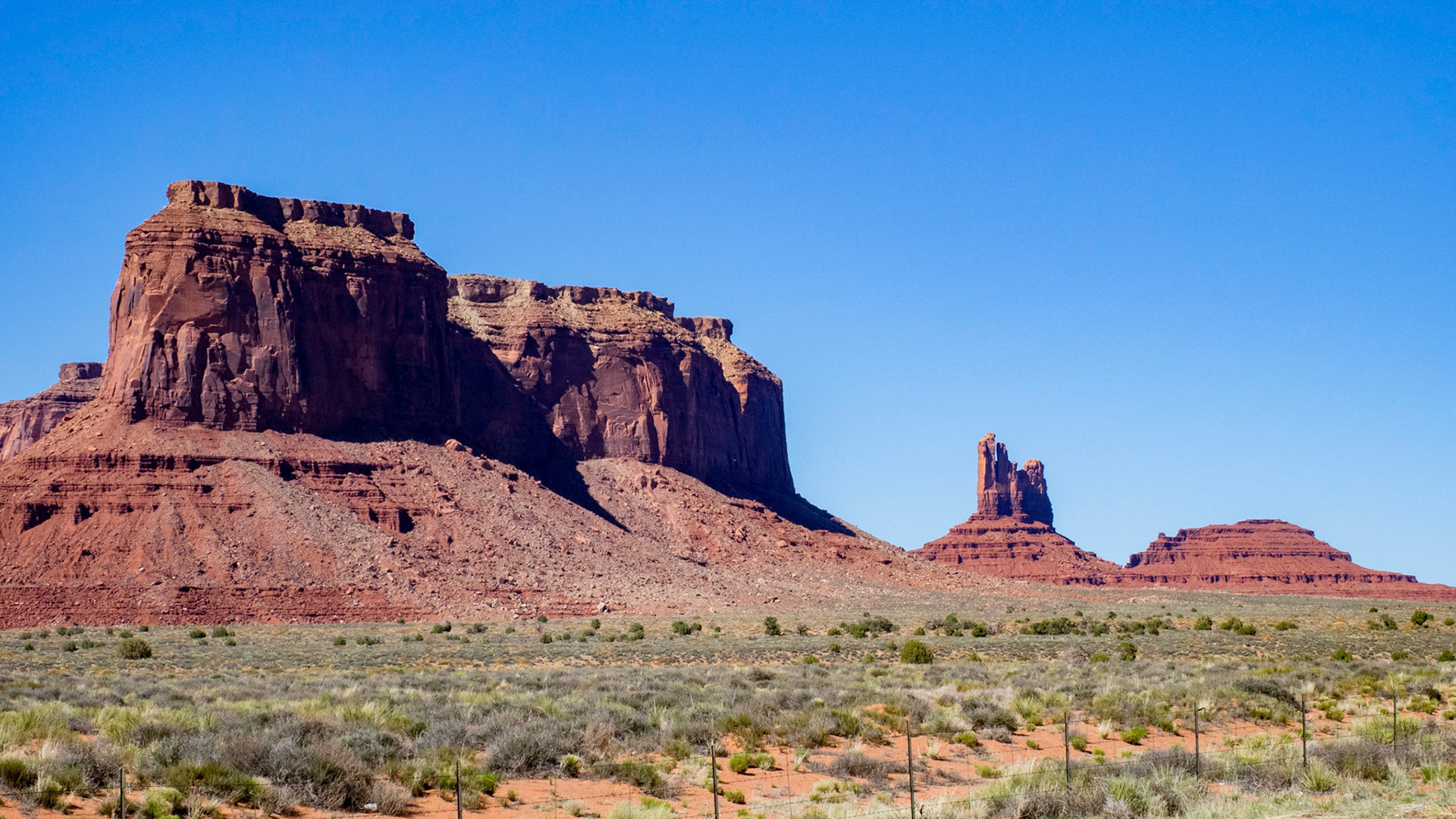 Eagle Mesa, The Sitting Hen and The Sleeping Bear, Monument Vally.