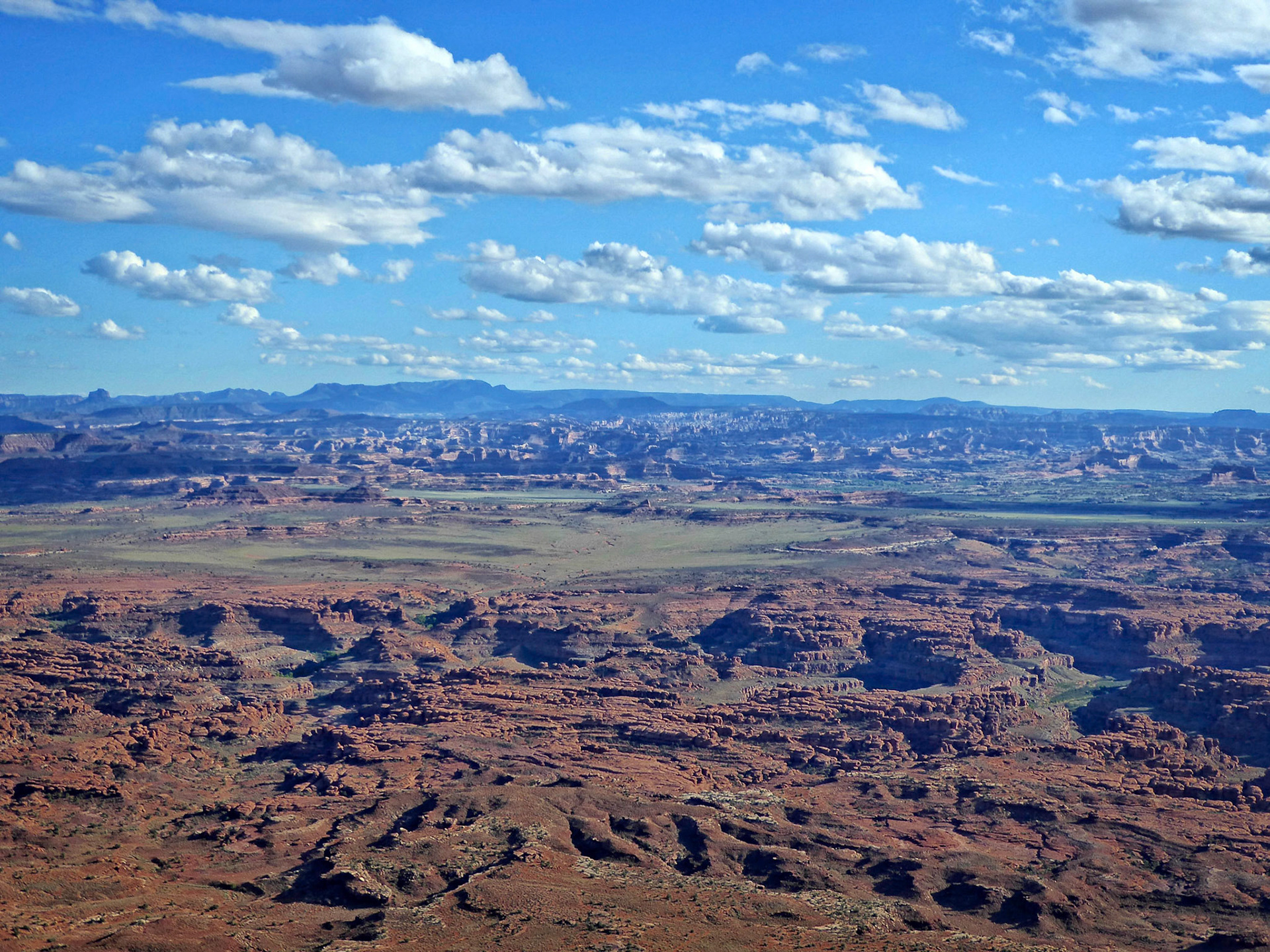 Looking south from the Needles Overlook over the Indian Creek area towards the Abajo Mountains.