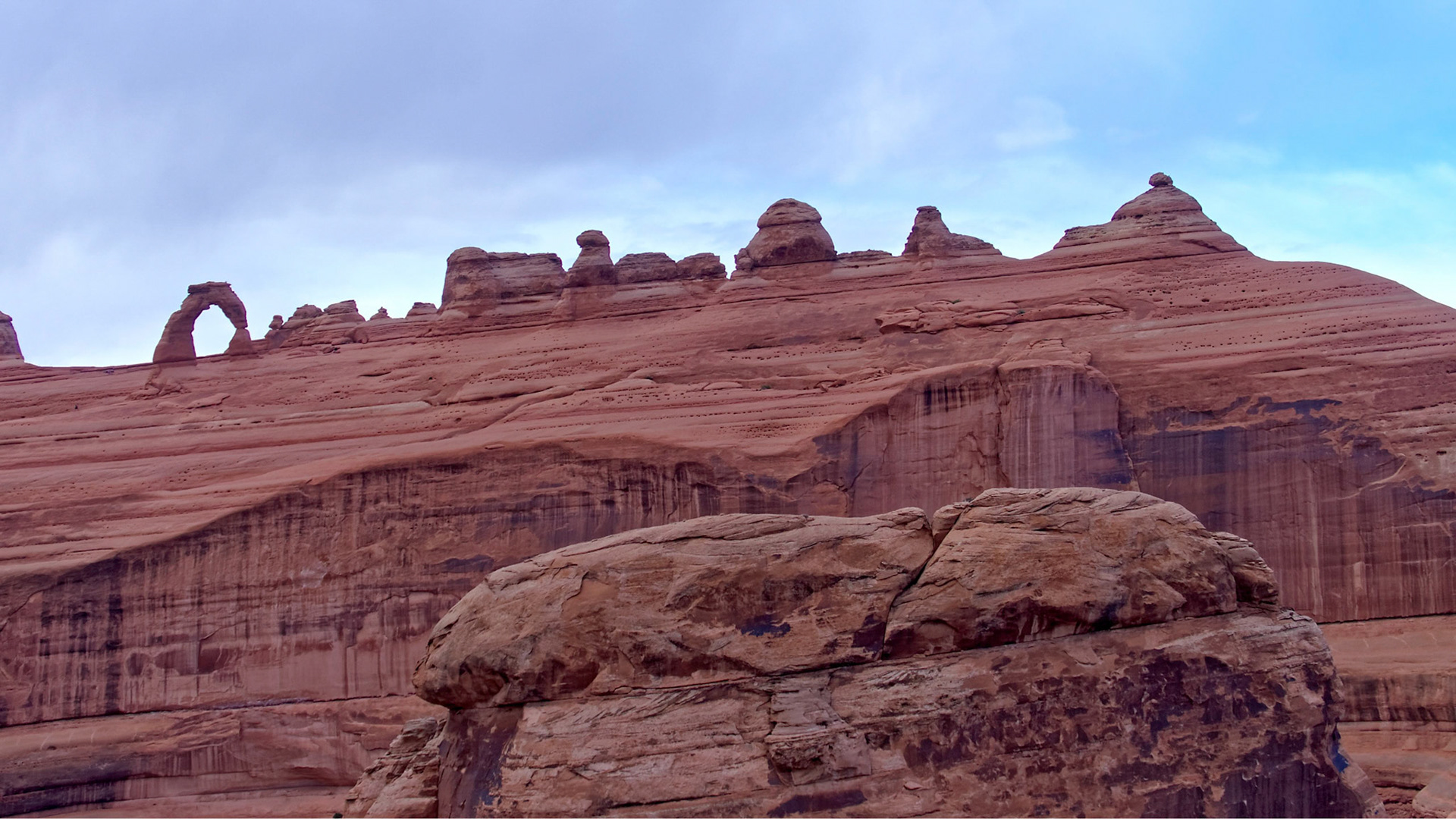 Delicate Arch and the adjacent pinnacles from the viewpoint.