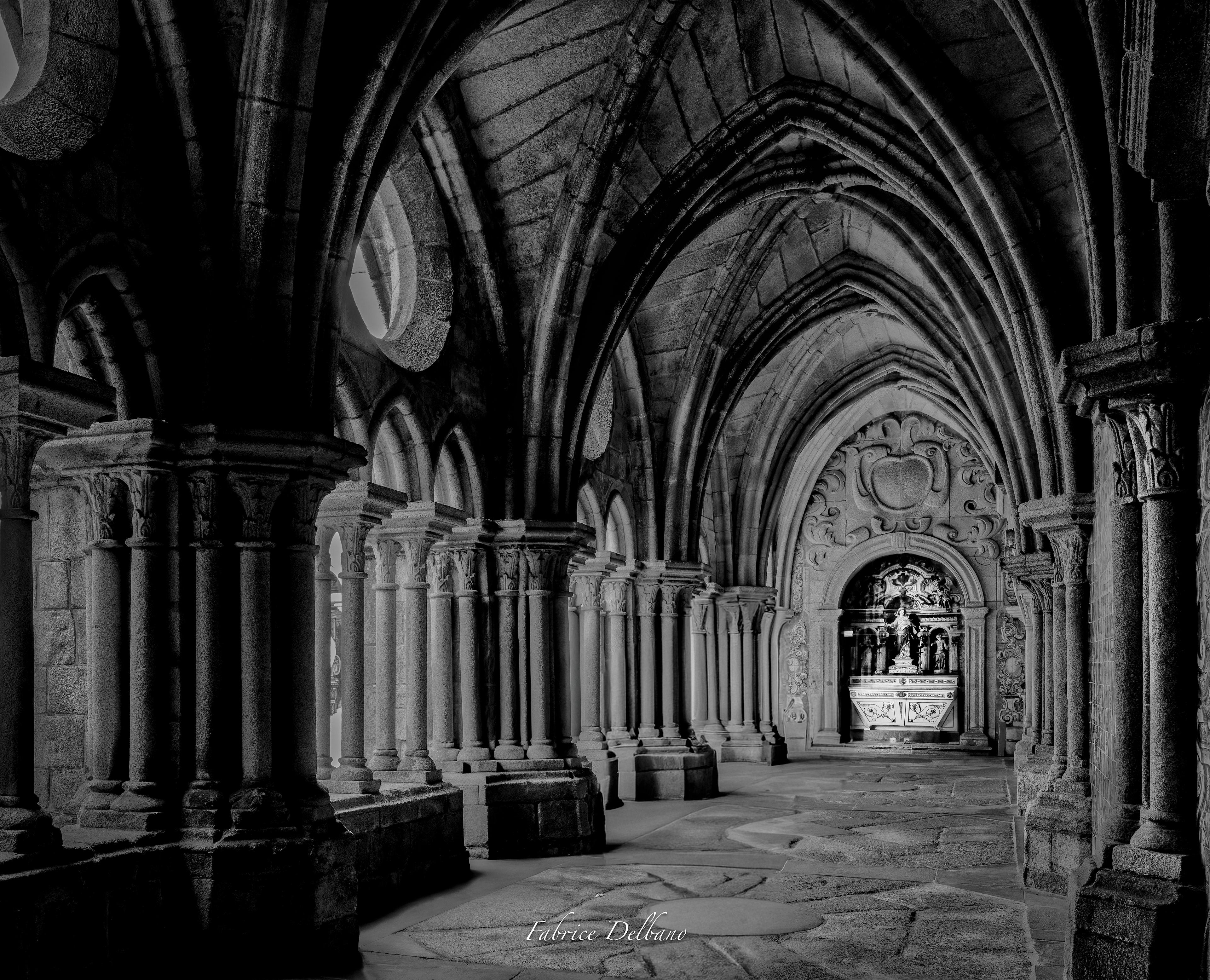 Noir-et-blanc, vue partielle du cloître de la cathédrale de Porto