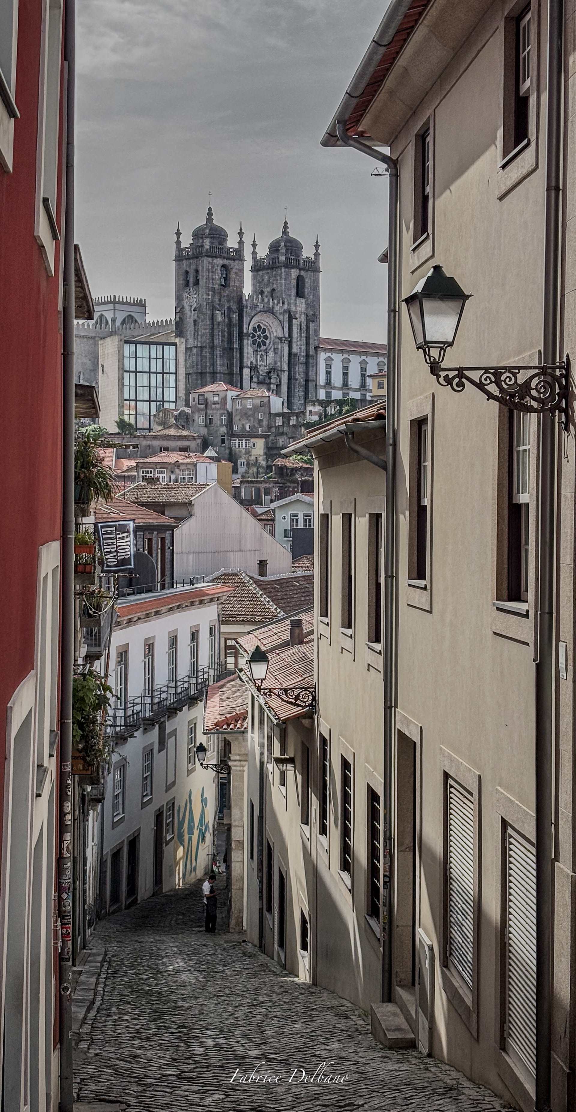 Couleurs, vue d'une petite rue colorée de Porto avec les tours de la cathédrale de Porto en arrière-plan
