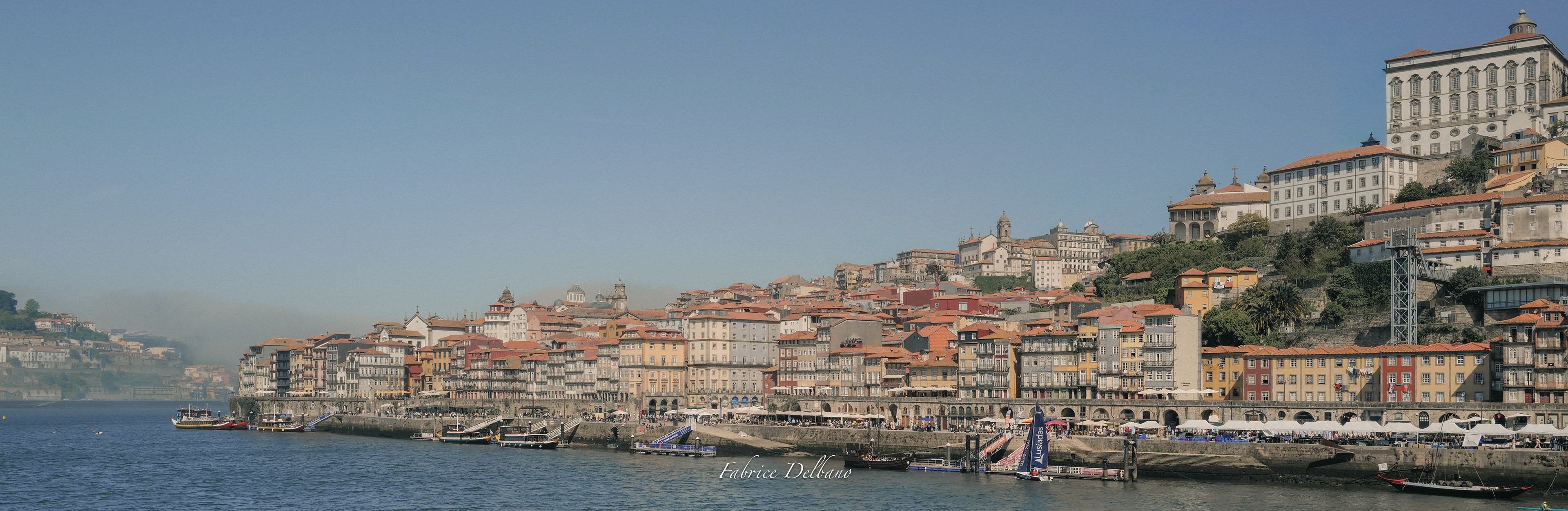 Depuis Vila Nova de Gaia, vue panoramique de Porto, quais de Baixa