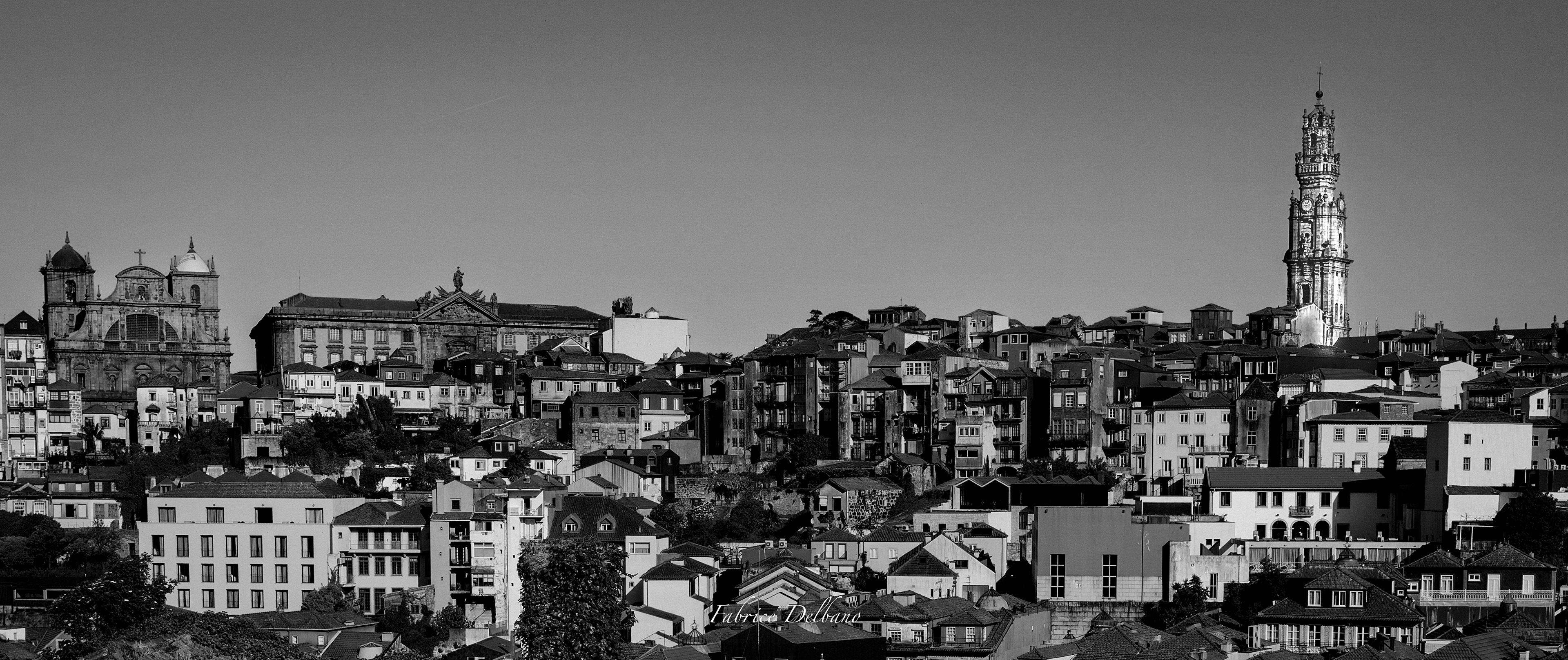 Photo panoramique en noir-et-blanc, vue sur la Torre de Clerigos