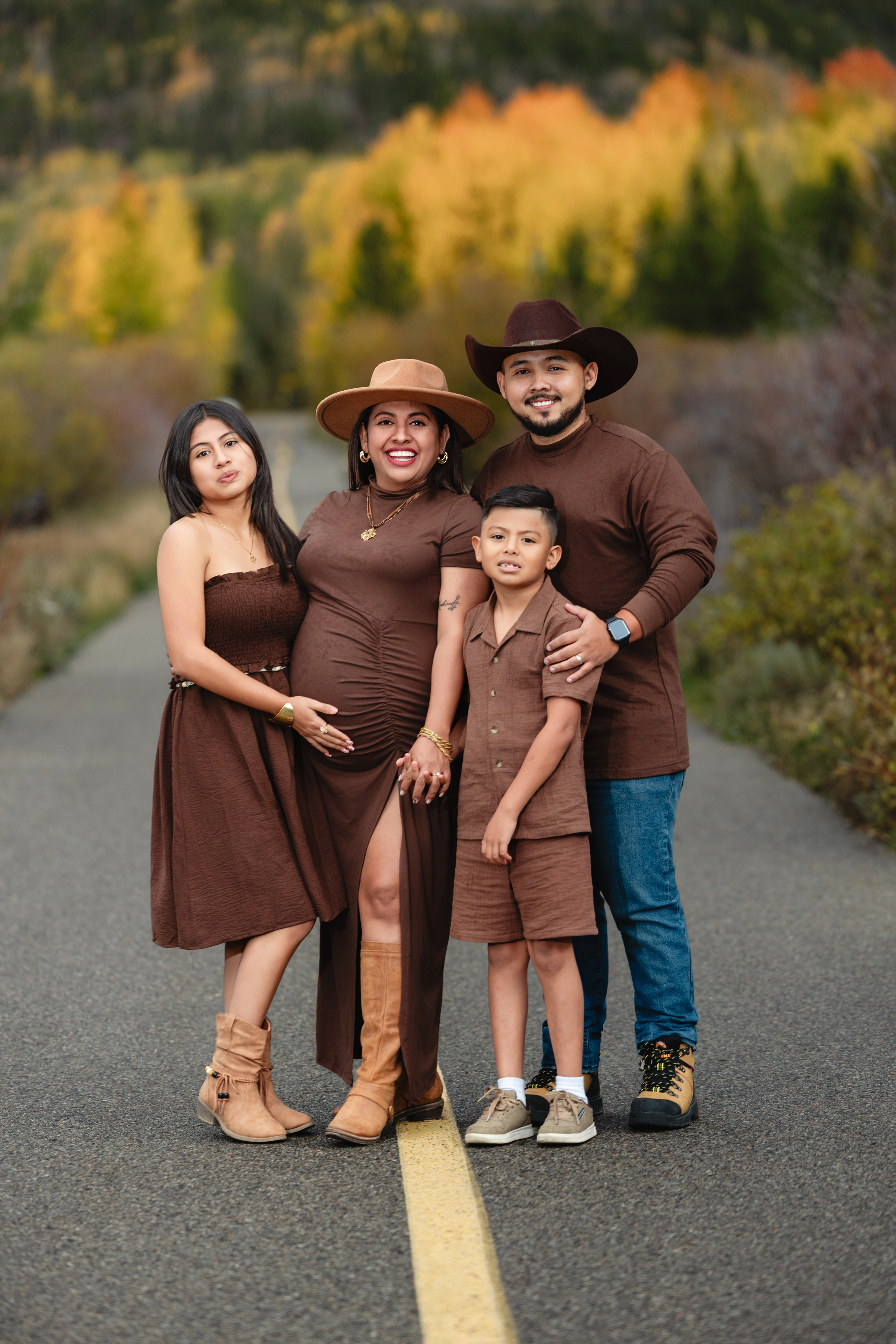 Familia reunida en un paisaje de otoño en las montañas de Colorado.