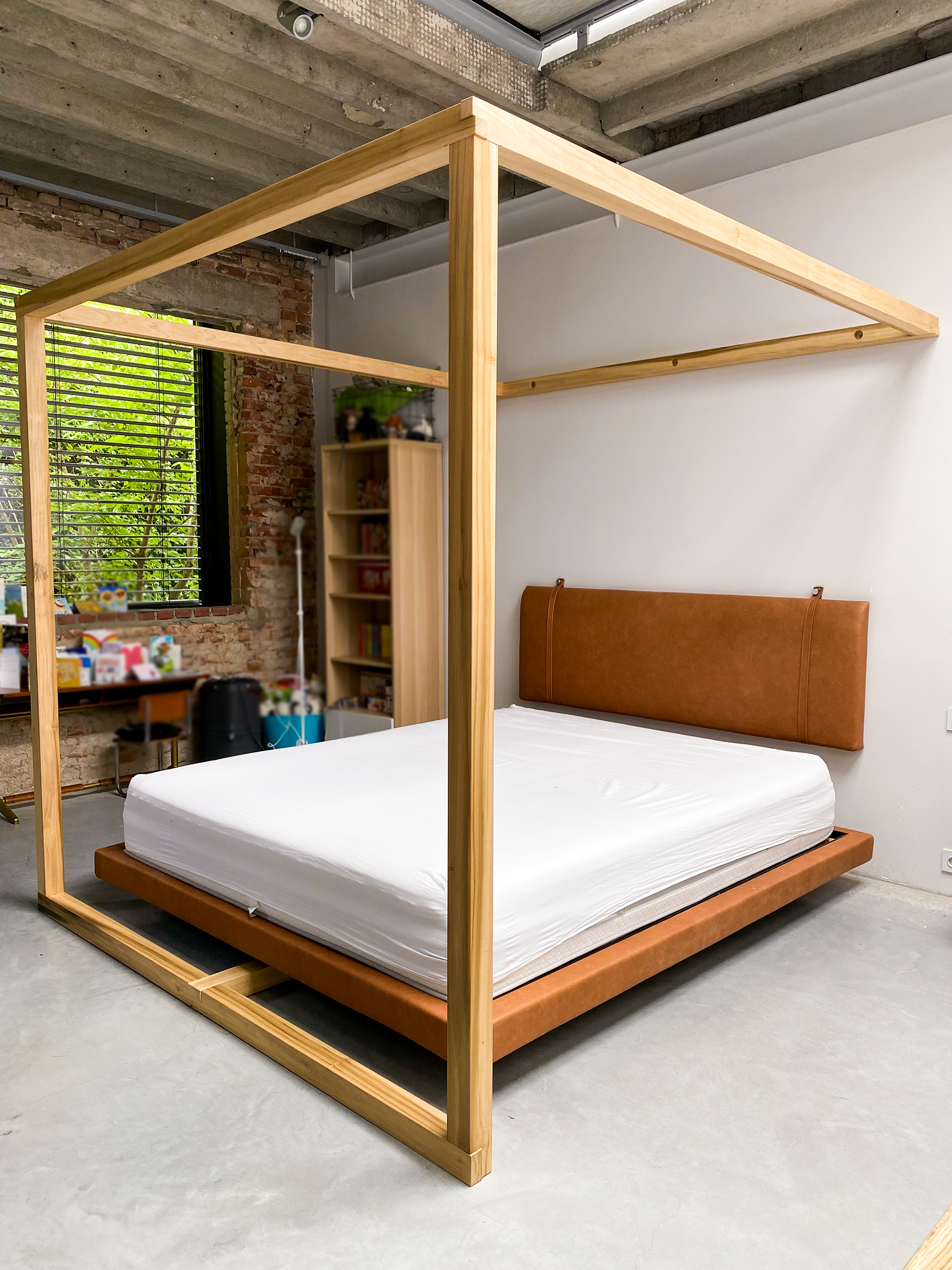 Een klamboe gemaakt uit tulpenboomhout (hemelbed). Gebruikt gemaakt van verschillende verbindings technieken waaronder half hout verbinding.