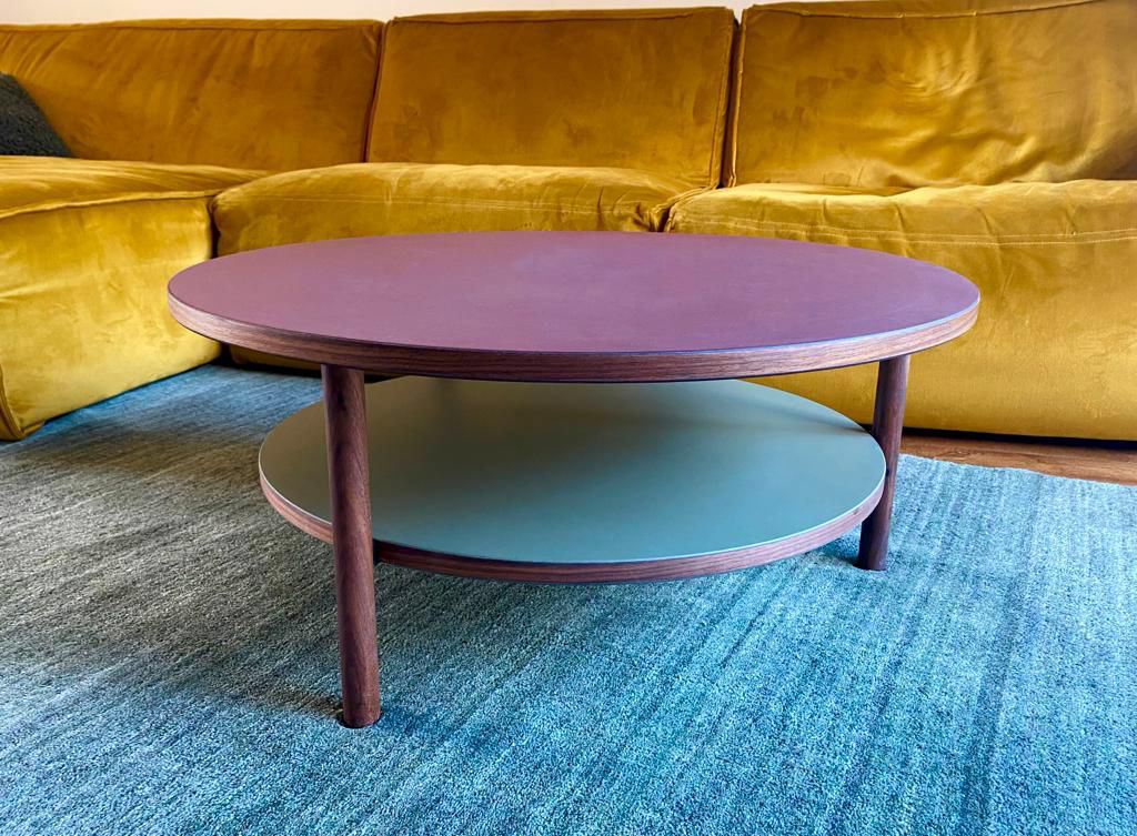 Salontafel met boekenplank. notenhout.