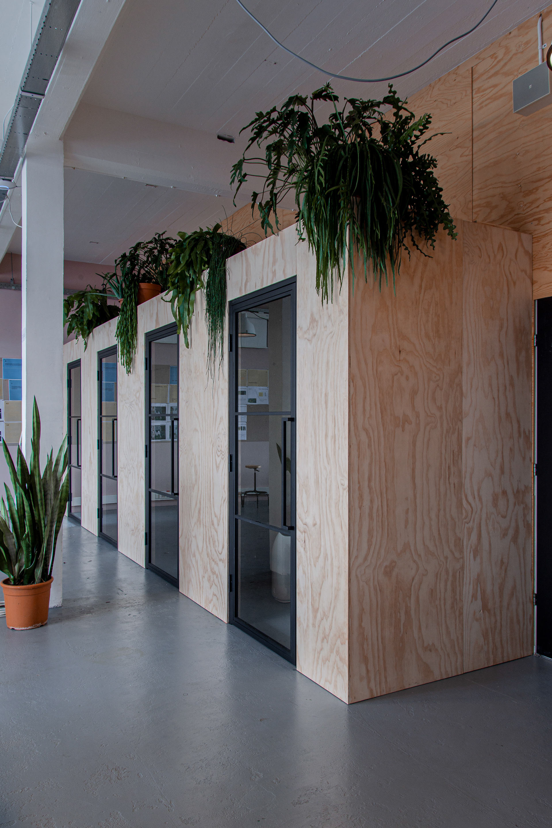 Phone booths op kantoor Posad Maxwan voor ongestoord videobellen/meeten