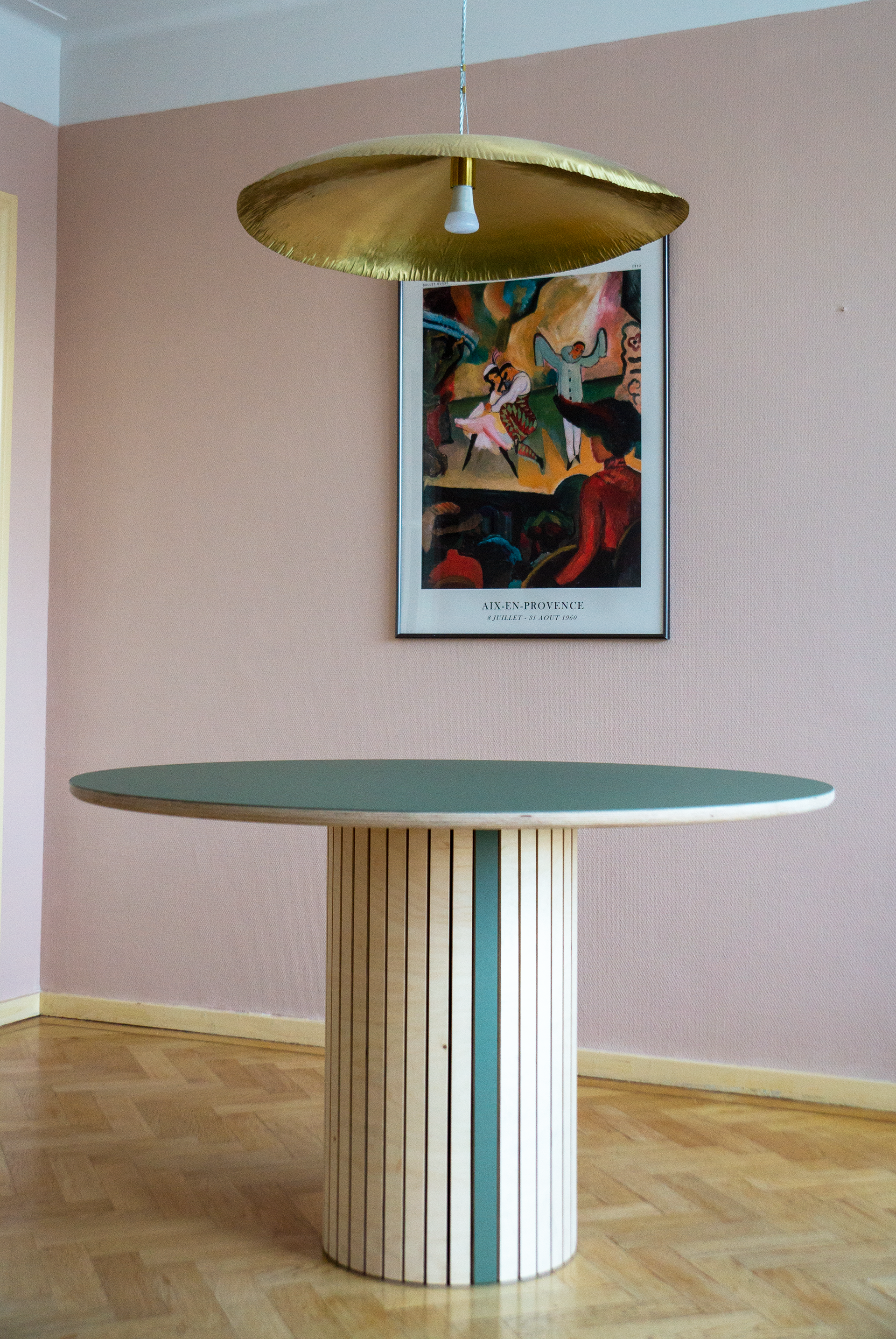 Eetkamertafel met Forbo 'olive'