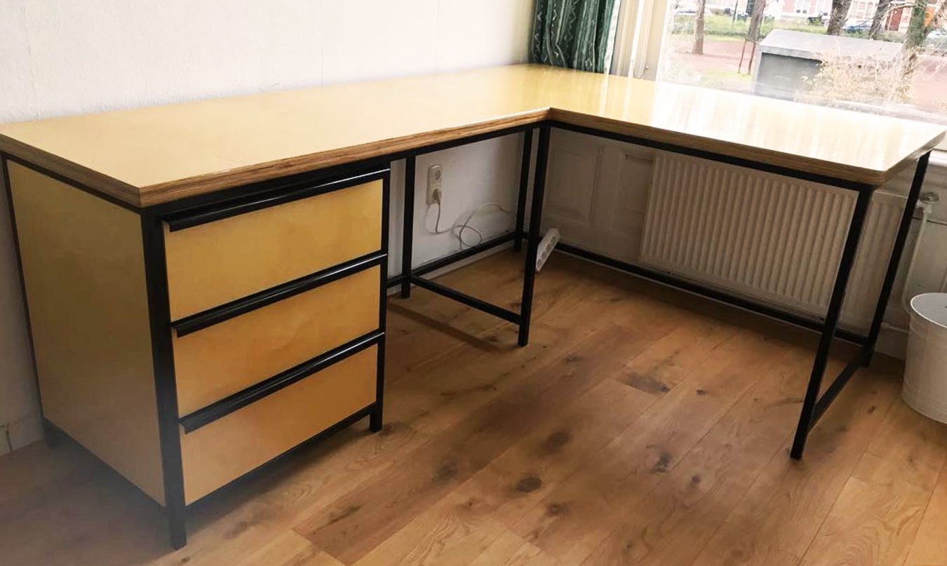 Bureau van berken met jachtlak afgewerkt