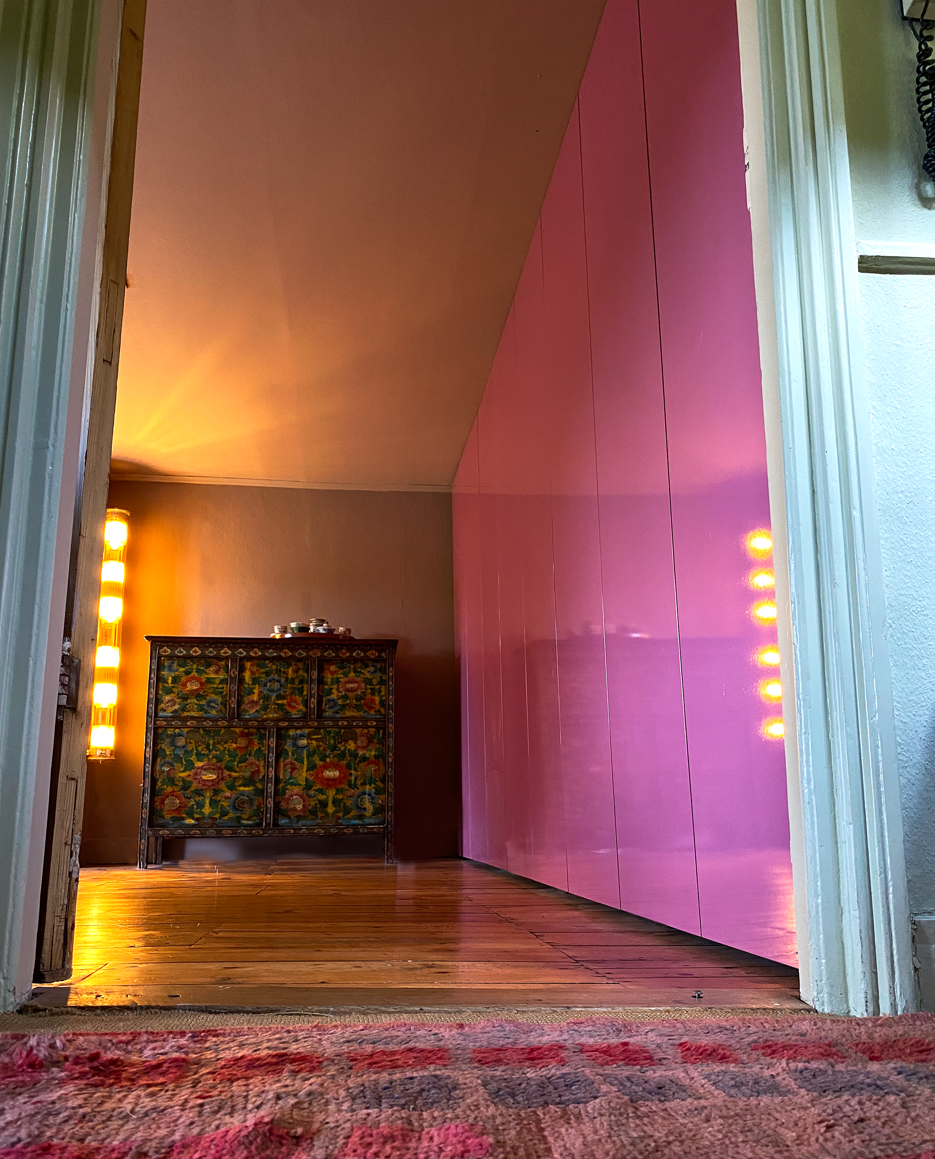 custom made kledingkast. deuren gespoten in hoogglans 'rangwali' van farrow and ball