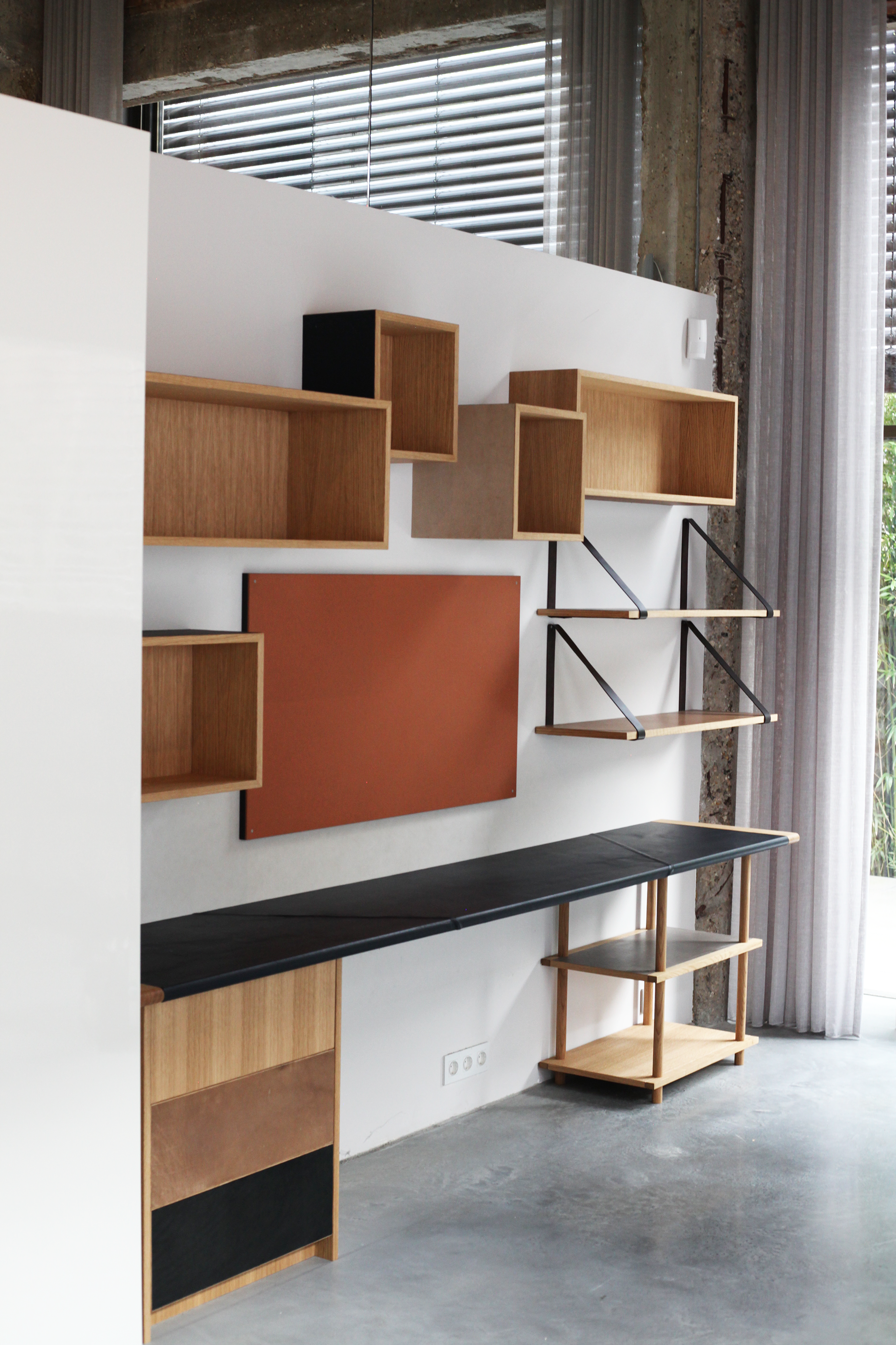 Eiken bureau en kasten met leder bekleed. in samenwerking met Frankie Boateng.