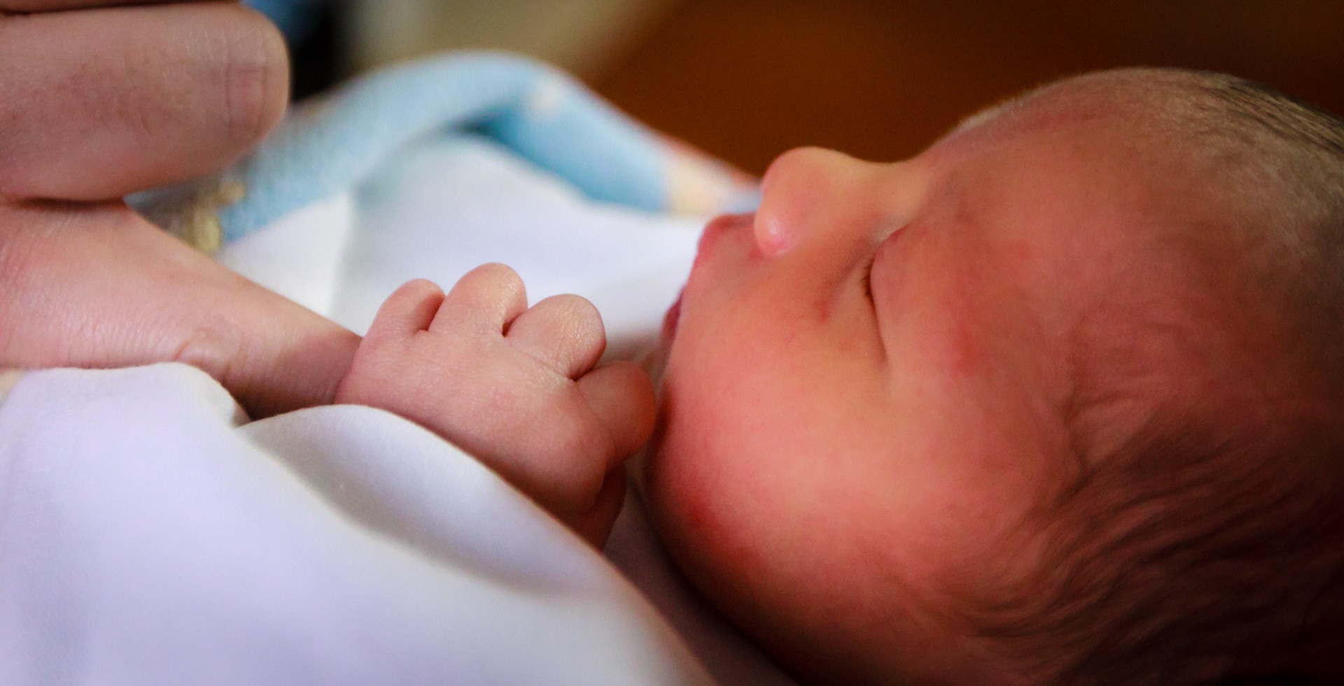 Tomando el dedo del hombre más feliz