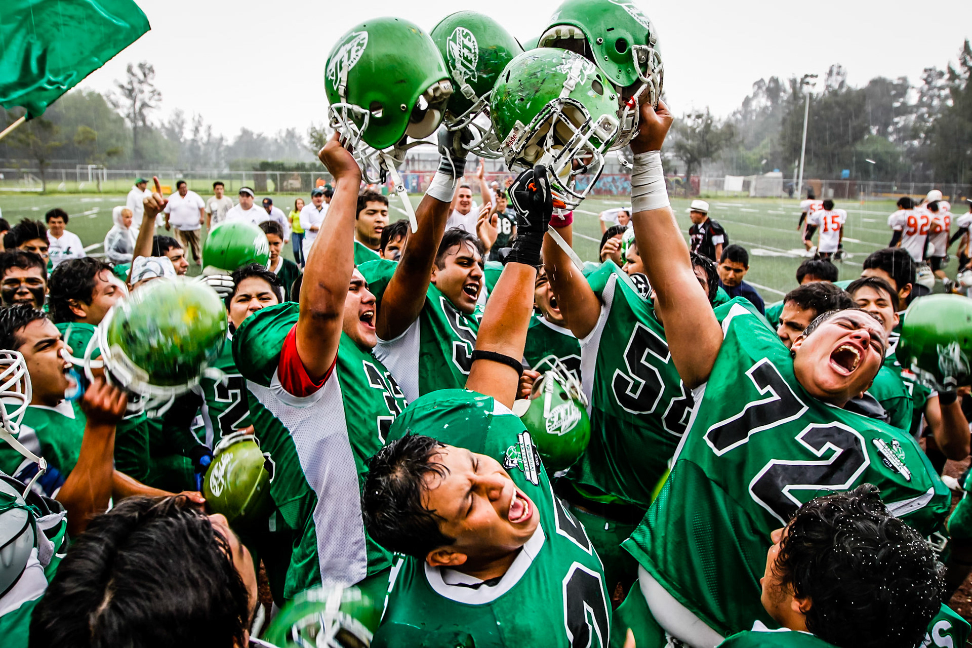 Ciudad Deportiva, D.F. 12 de mayo.- Los Jets de Balbuena, luego de un largo vuelo de nueve semanas, han tomado pista para aterrizar con el campeonato del Grupo Centro, INTERLIGAS de la categoría Intermedia, en su temporada 2012. Hoy confirmaron los pronósticos de ser el mejor equipo y en un gran encuentro que tomó rumbo definitivo en la segunda mitad, derrotó 25-21 a los Zorros ITQ, en duelo de finales grupales.