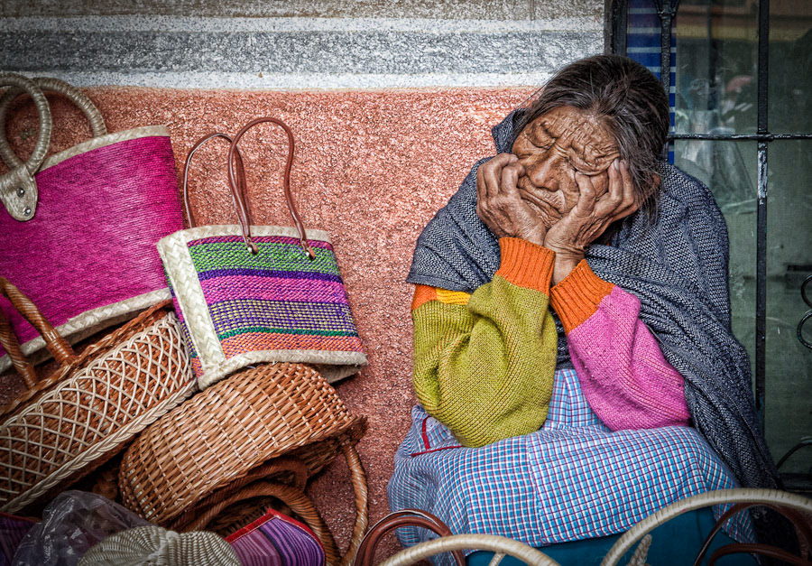 Fatigue... A beautiful scene of a tired bag seller in Tequisquiapan, Queretaro, México