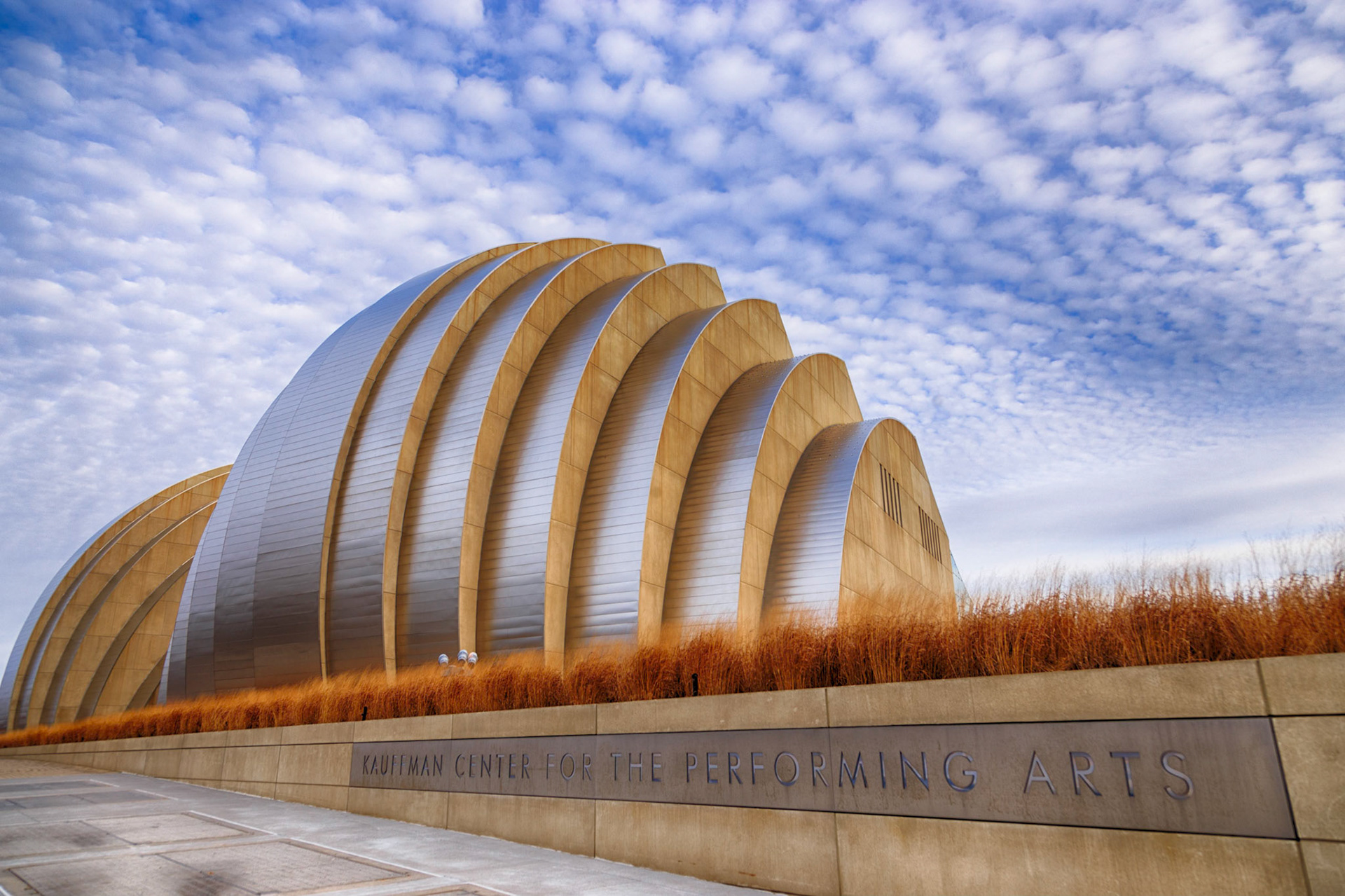Abrió el 16 de Septiembre del 2011, el arquitecto: Moshe Safdie, Arquitectura Modernista conocido por proyectos como Habitat 67 en Montreal, Marina Bay Sands en Singapur y el Museo de los puentes de cristal (Crystal Bridges) en Bentonville, Arkansas. http://fb.com/GeekFoto