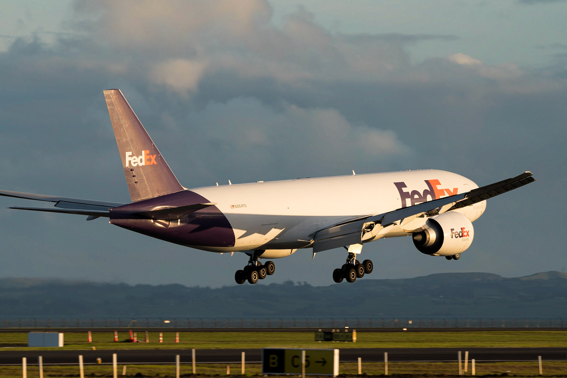 FedEx Boeing 777F N864FD arriving in Auckland.