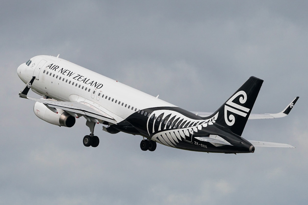 Air New Zealand Airbus A320 ZK-OXG departing Auckland.