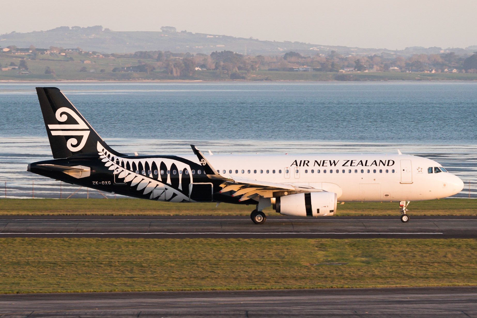 Air New Zealand Airbus A320 ZK-OXG arriving in Auckland.