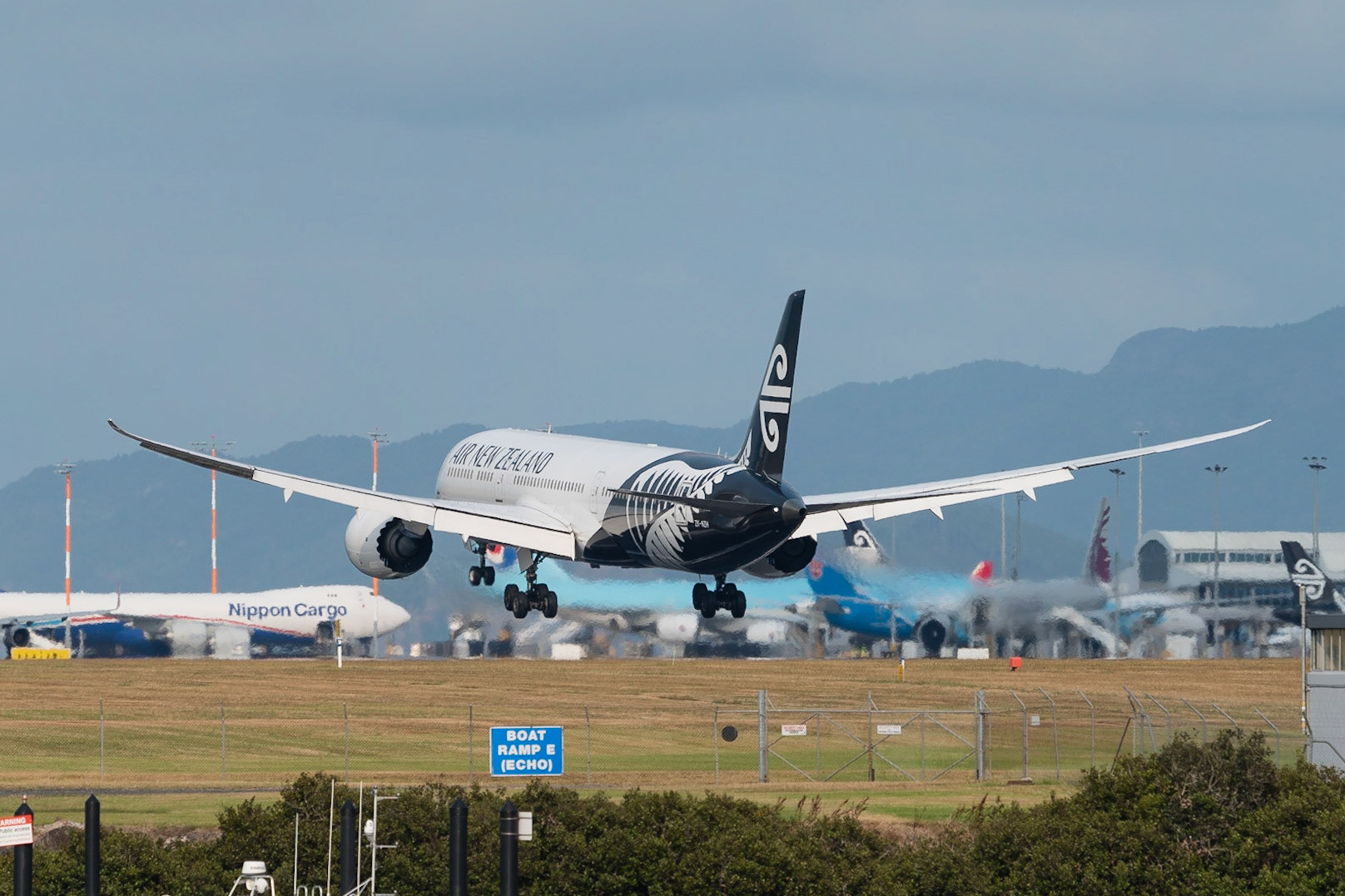 Air New Zealand Boeing 787-9 ZK-NZH arriving in Auckland.