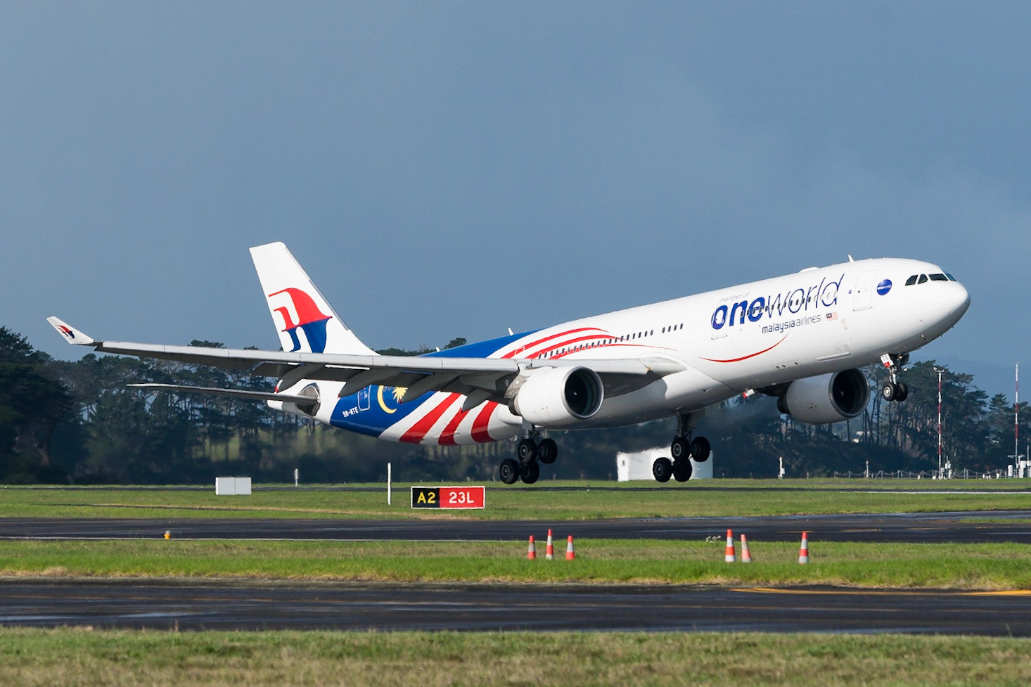 Malaysia Airlines Airbus A330-300 9M-MTE arriving in Auckland, sporting the One World logo on the forward half.