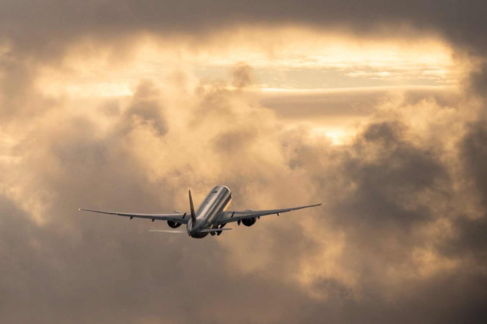 Qatar Airways Boeing 777-300ER A7-BEM departing Auckland.