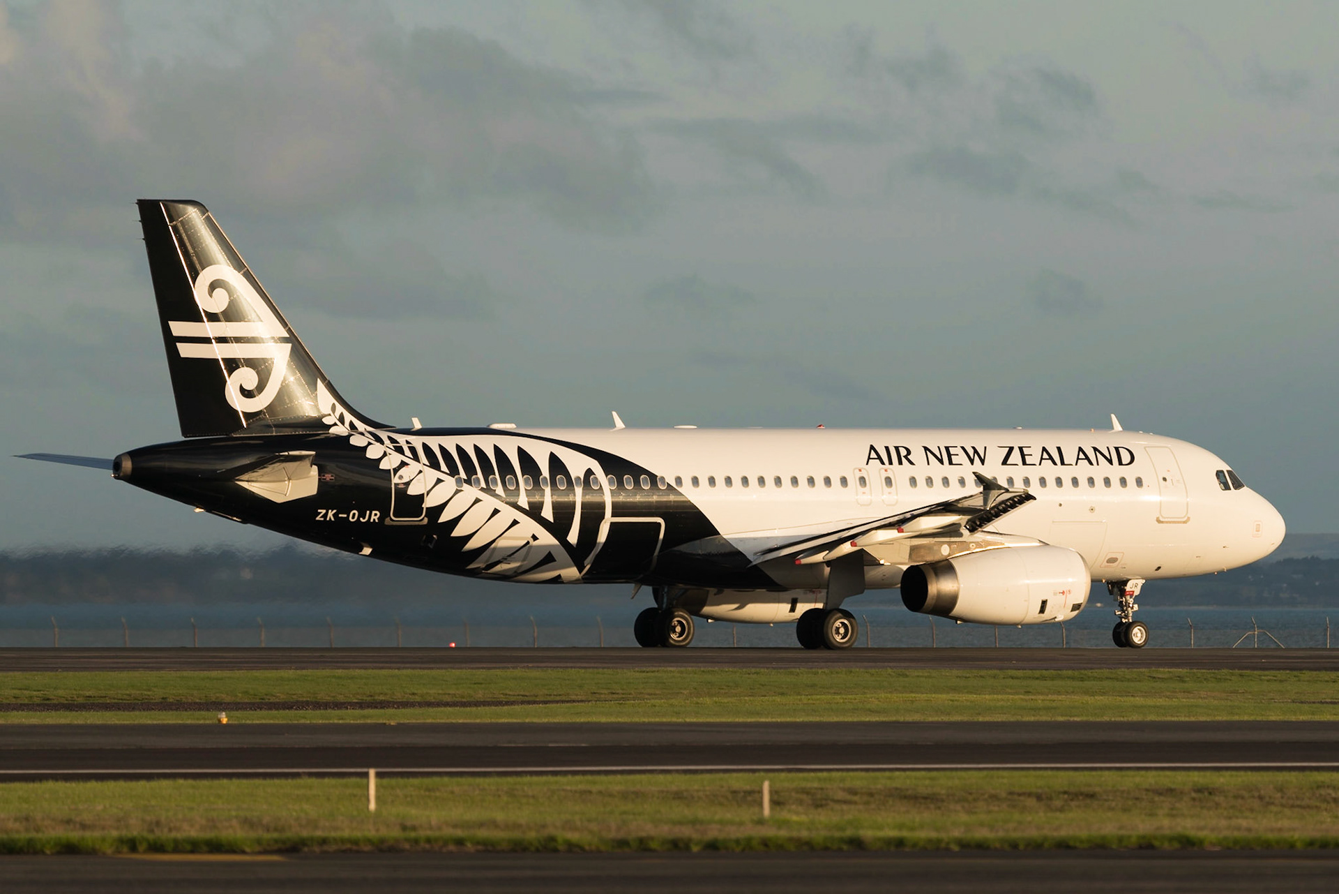 Air New Zealand Airbus A320 ZK-OJR arriving in Auckland.