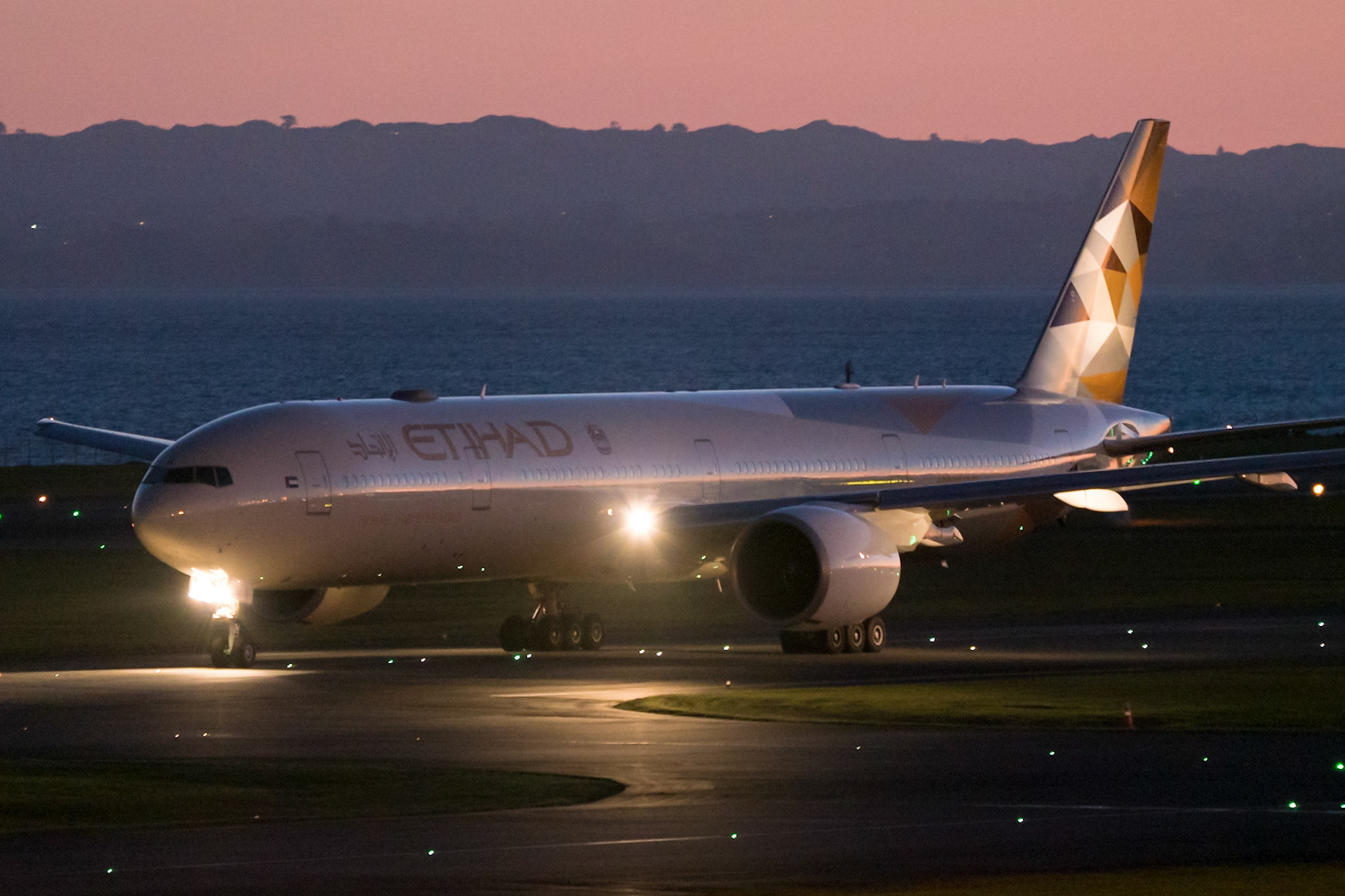 Etihad Boeing 777-300ER A6-ETH departing Auckland.