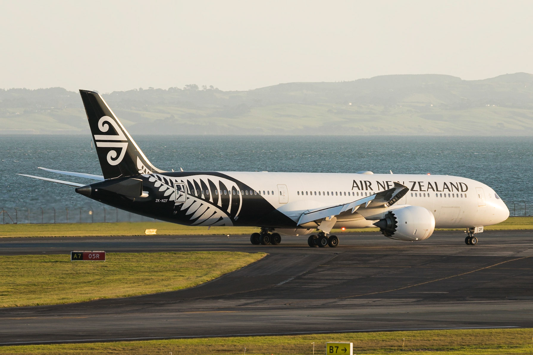 Air New Zealand Boeing 787-9 ZK-NZF arriving in Auckland as NZ1124 from Melbourne.