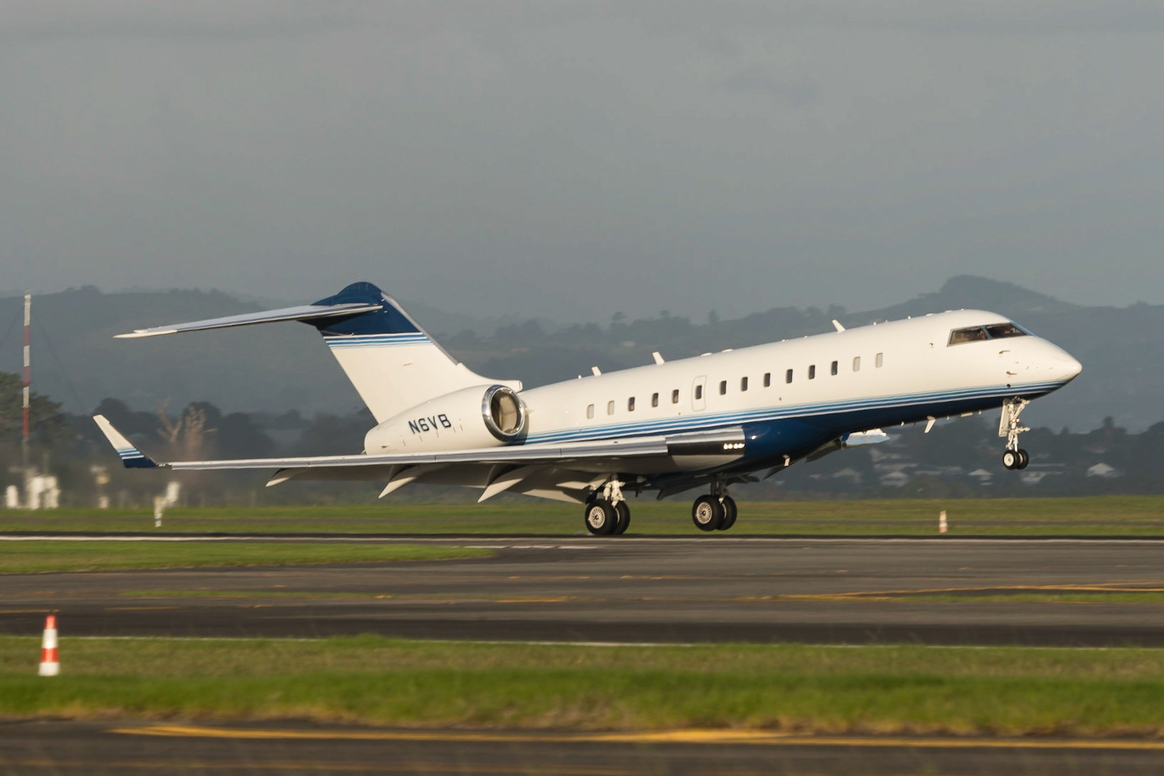 Bombardier Global Express N6VB arriving in Auckland.