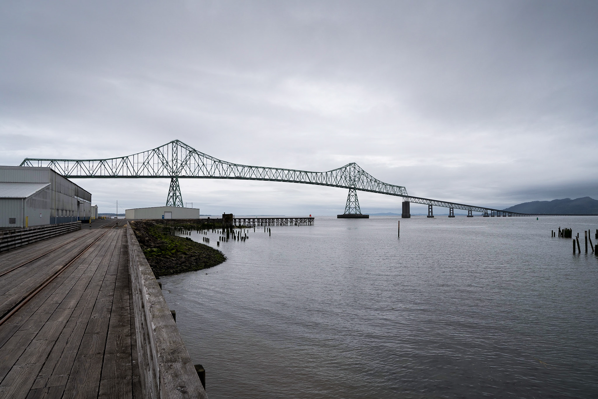 The Astoria-Megler Bridge, spanning a total of 6.55km across the Columbia River, linking Oregon and Washington.